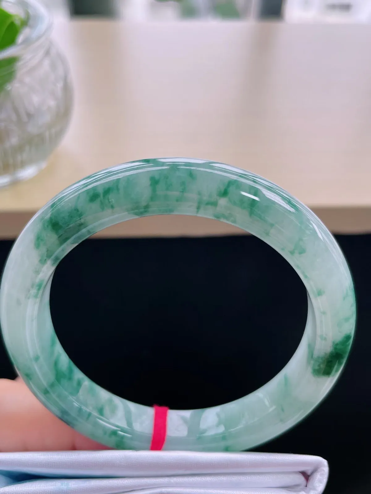 【翡翠名称】老种冰飘花54正圈口翡翠手镯
【翡翠尺寸】54-10.6-8.7mm适合53-5正圈口佩戴
【翡翠描述】缅甸天然翡翠A货，种老水足，玉质细腻，色泽靓丽，性价比高，佩戴效果好！