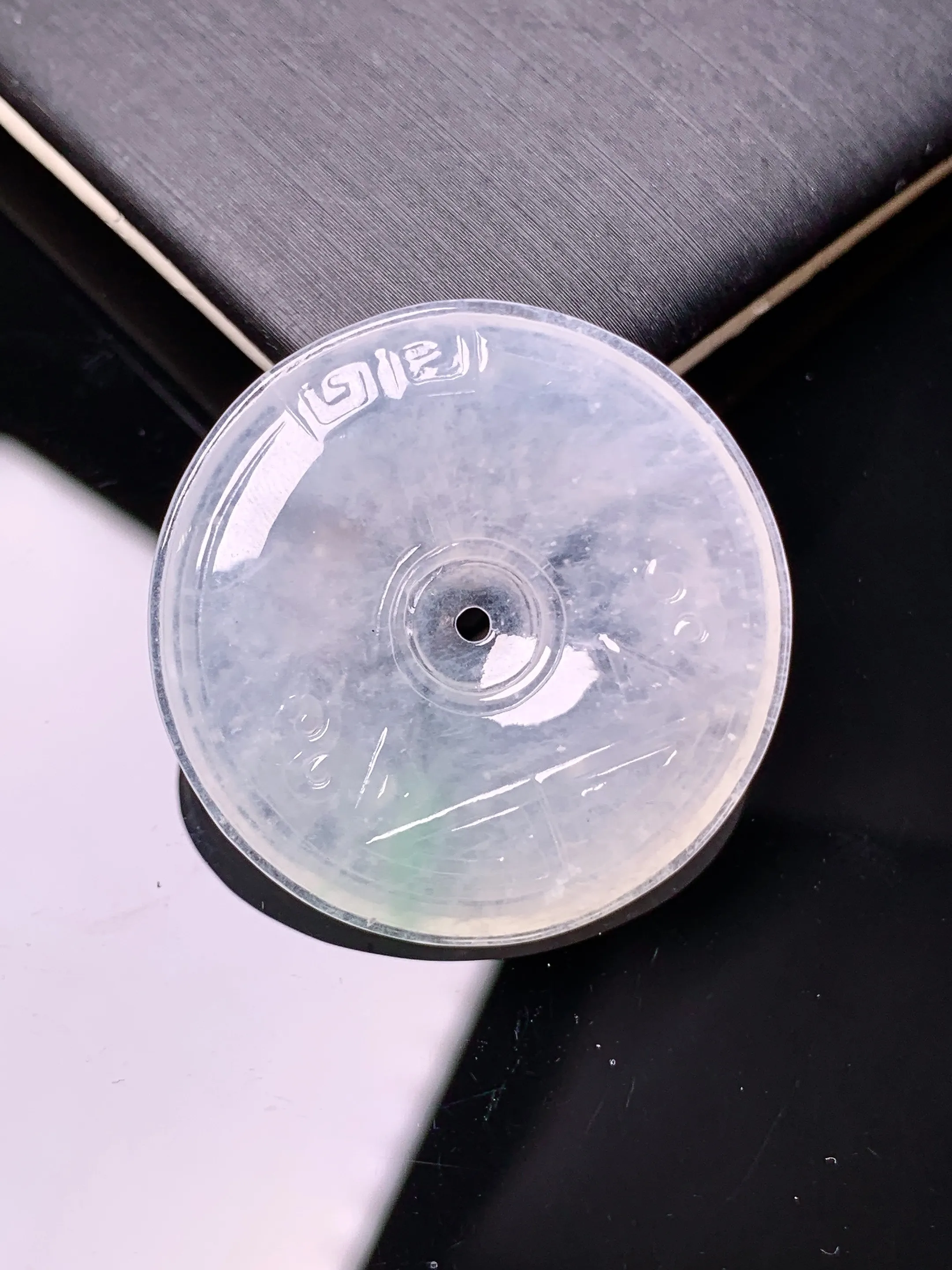 冰种雕花平安扣吊坠 玉质细腻 色泽清新艳丽 整体尺寸30.5*5.5