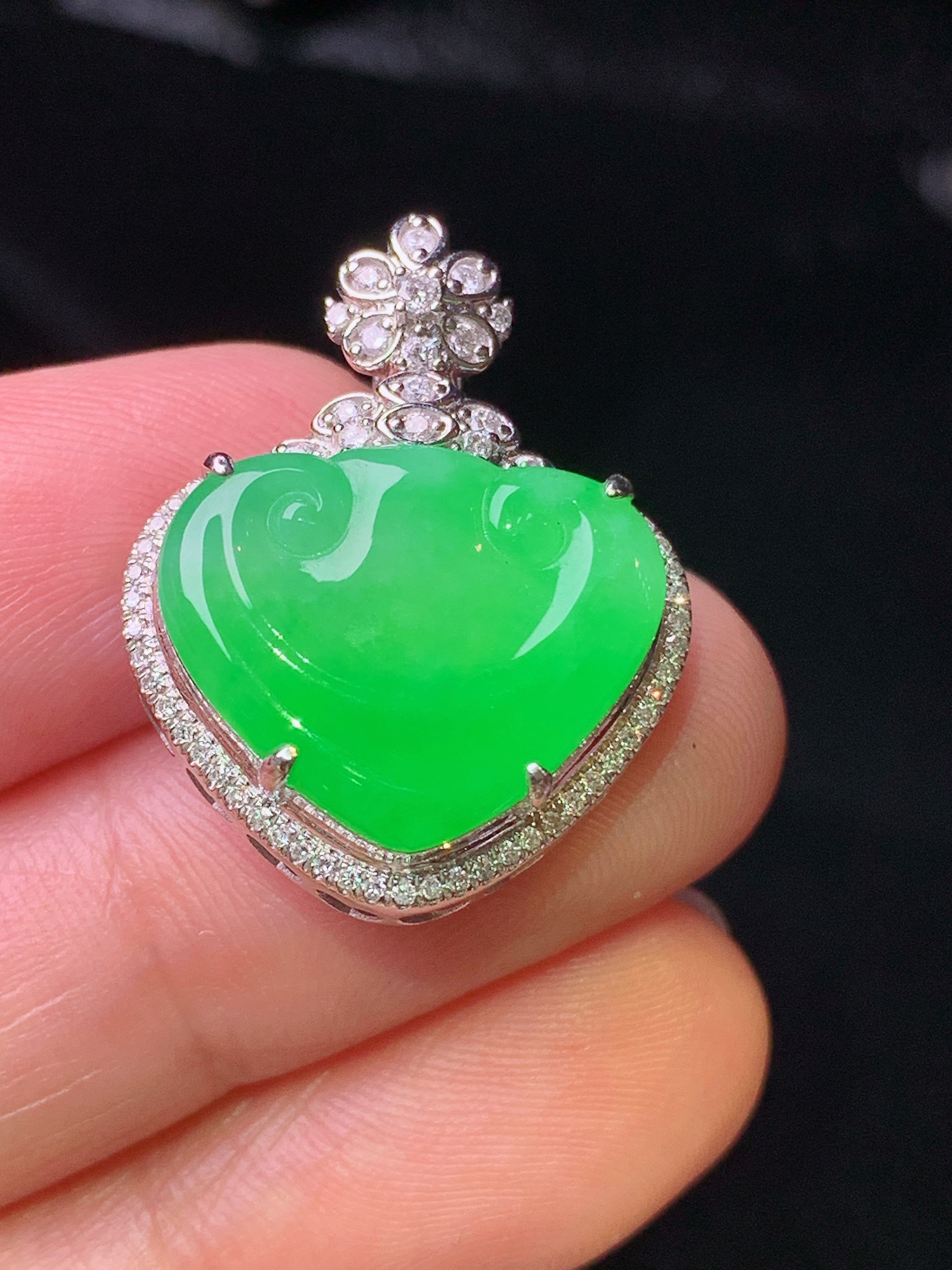 18k金钻镶嵌翠绿如意吊坠 玉质细腻 色泽清新艳丽 整体尺寸24.5*19.2*7.7