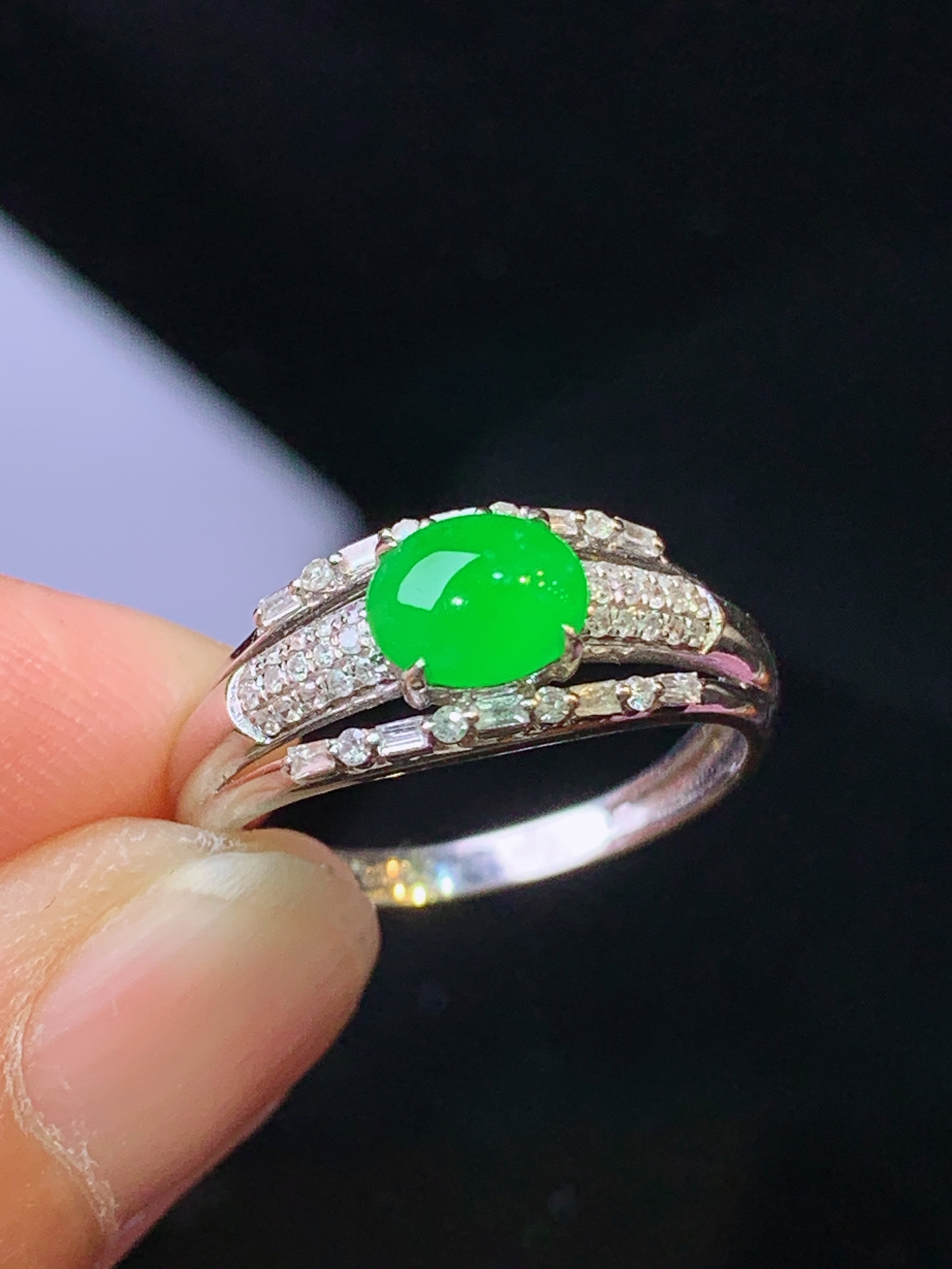18k金钻镶嵌满绿蛋面戒指 玉质细腻 色泽清新艳丽 圈口13.5 整体尺寸5.3*6.3*2.2