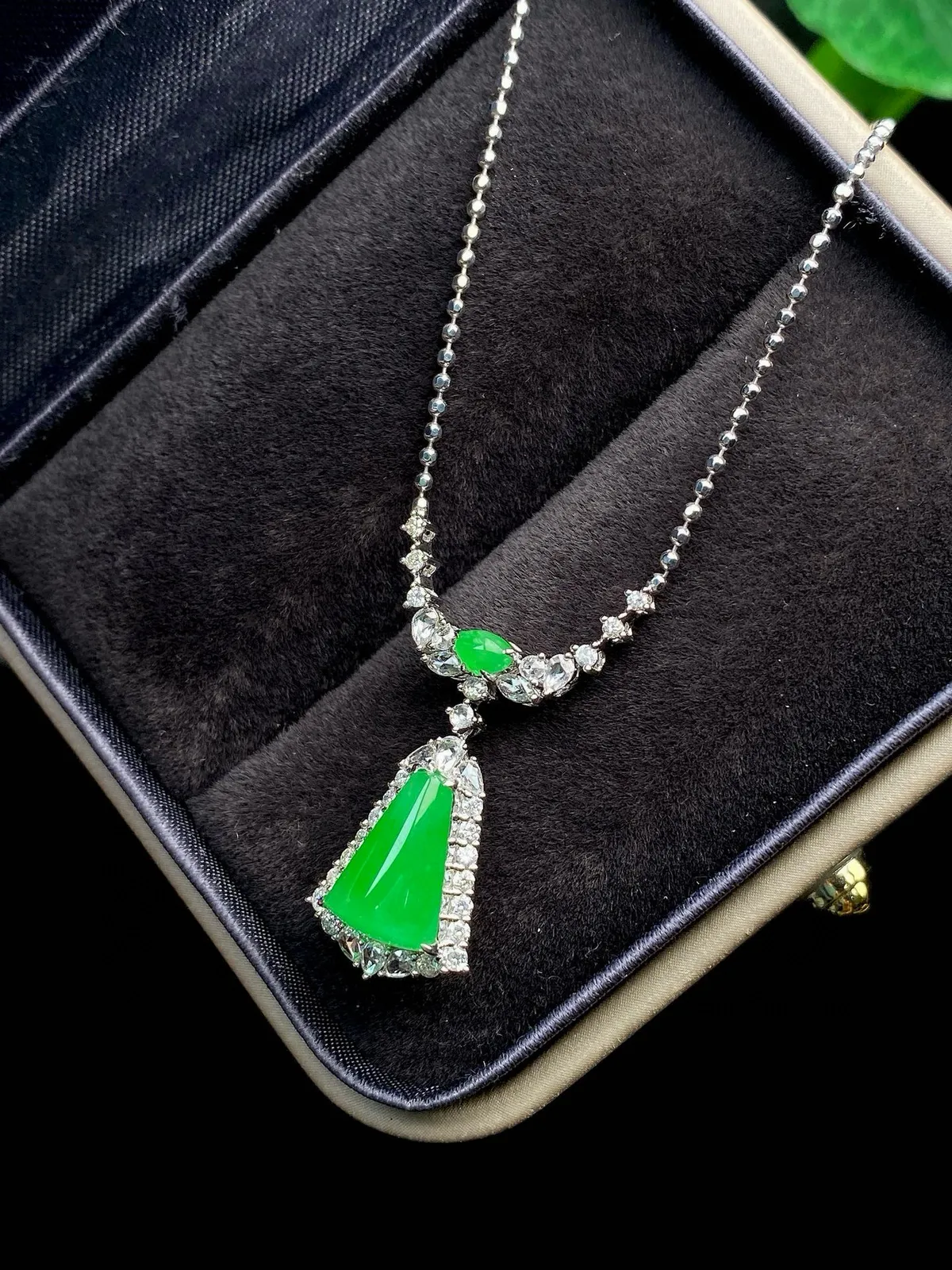 【冰种满绿无事牌】种水上乘，通透闪亮，晶莹剔透。18K金钻镶嵌，裸石尺寸10*8*3.4毫米。