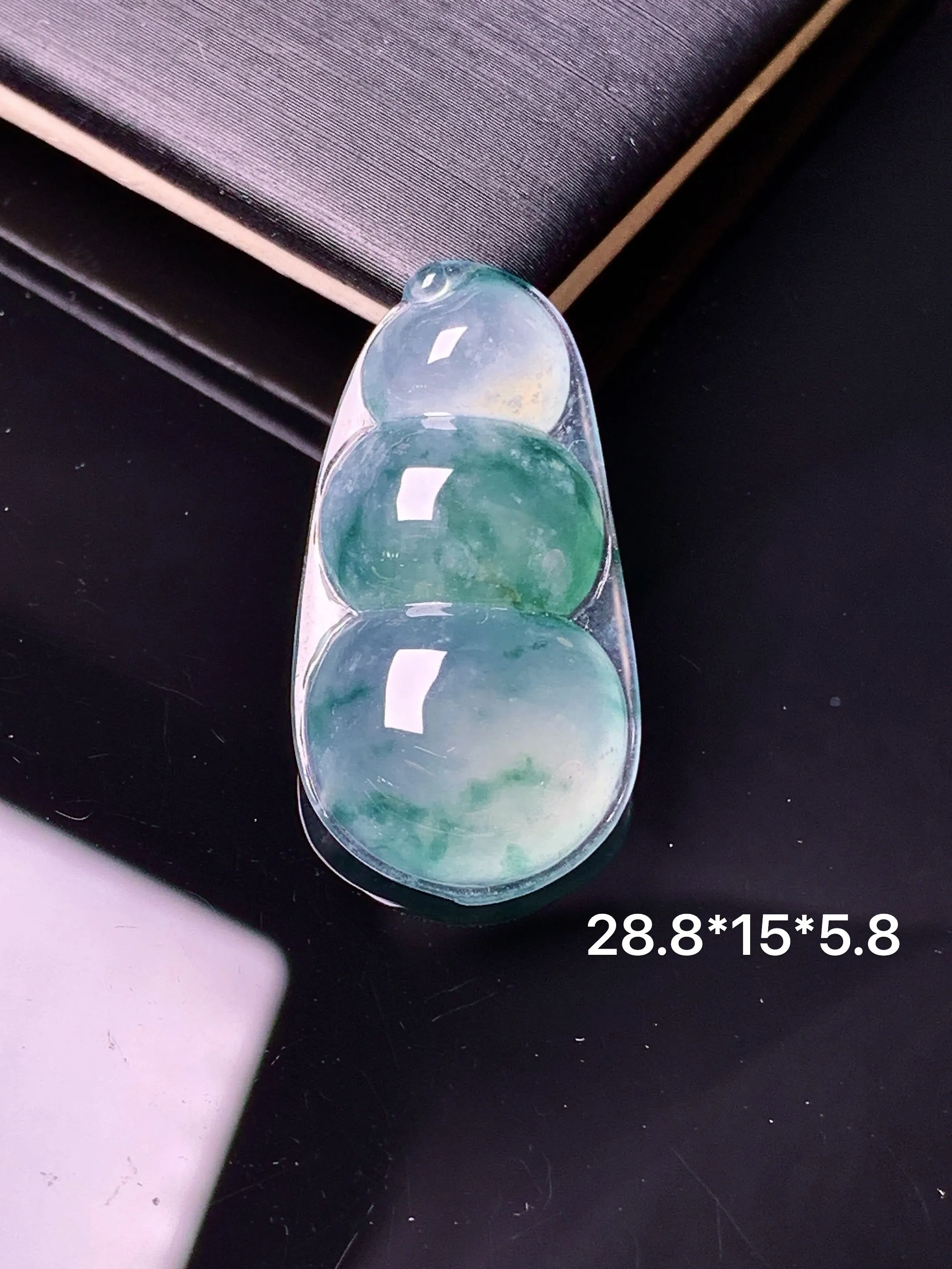 冰种飘绿四季豆吊坠 玉质细腻 色泽清新艳丽 整体尺寸28.8*15*5.8