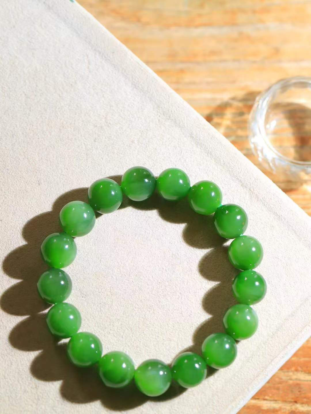 【珠圆玉润.手串】

精品和田玉碧玉微猫眼珠圆玉润手串 玉质温润细腻  整串打磨圆润，佩戴舒适。珠珠落玉盘，间关莺语花底滑，一生美好时光，无论身在何处，都有它相伴相守。事事顺遂，幸福美满，吉祥如意。重47.2克   尺寸取一11.4mm   FDL-691152700