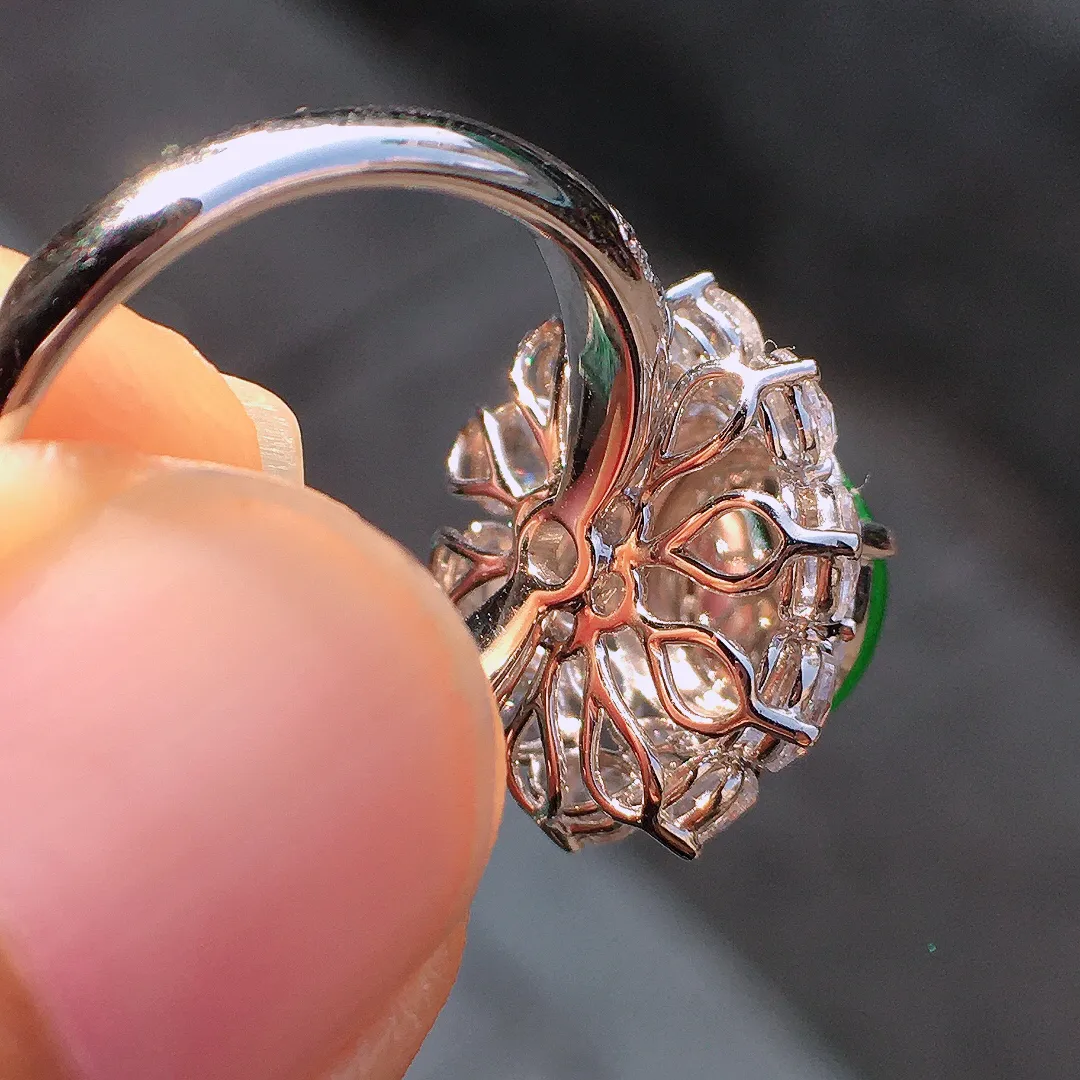 阳绿蛋面戒指，色泽均匀艳丽，玉质细腻，荧光感超
强，饱满圆润，尽显优雅气质，18k
金豪华镶嵌