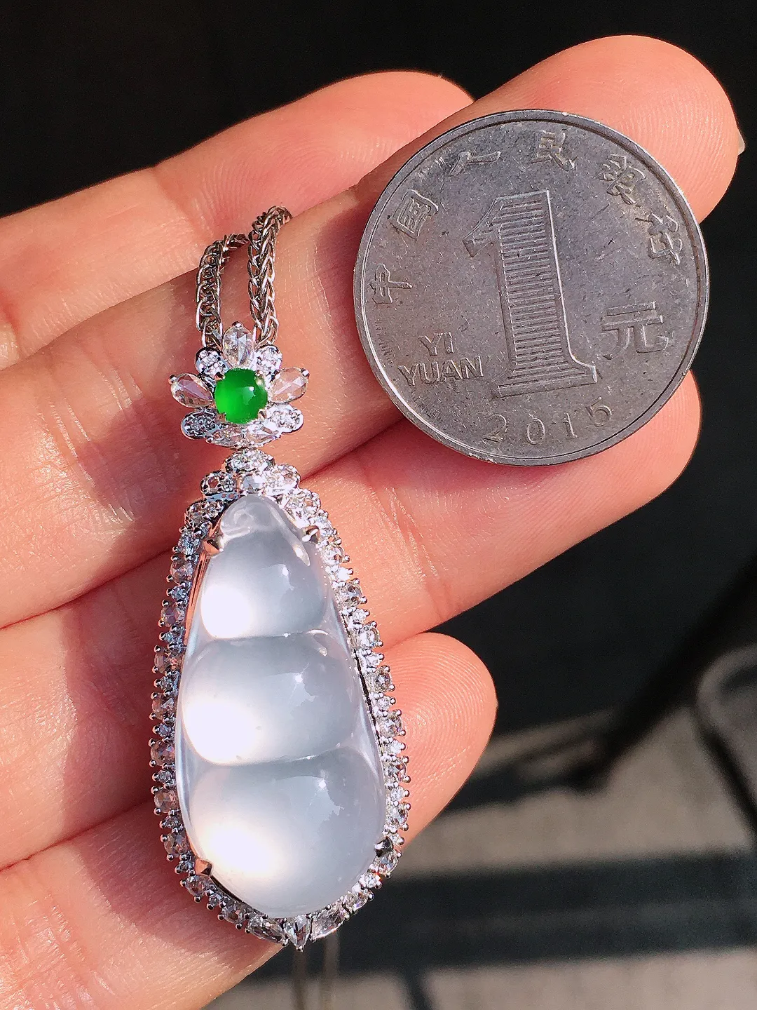 冰种福豆吊坠，玉质细腻，荧光感超
强，饱满圆润，尽显优雅气质，18k
金豪华镶嵌