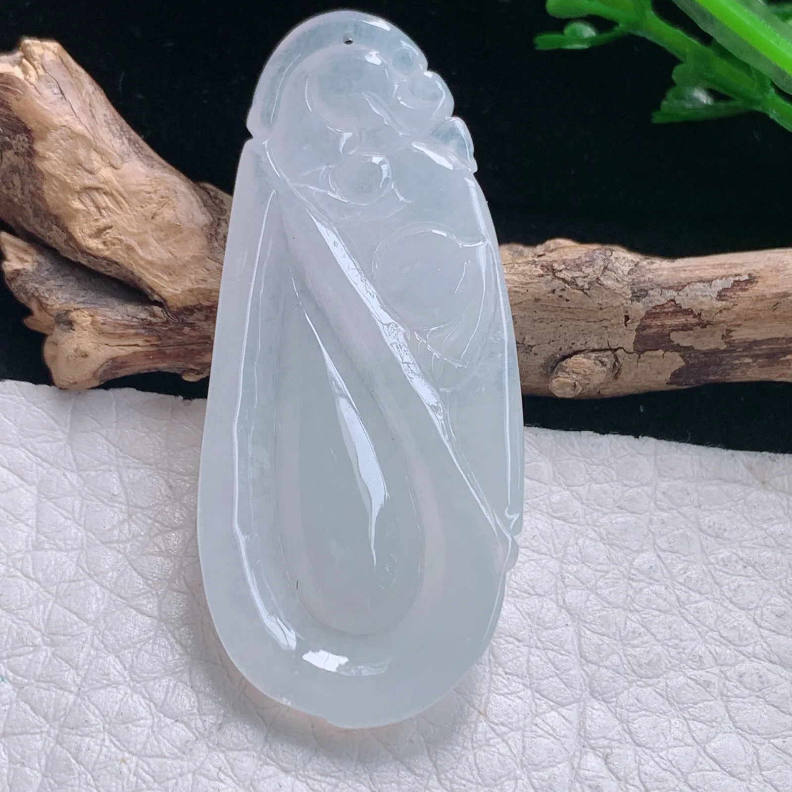 gp实拍48.8*21.5*6缅甸翡翠a货精雕白月光福瓜玉吊坠 玉挂件