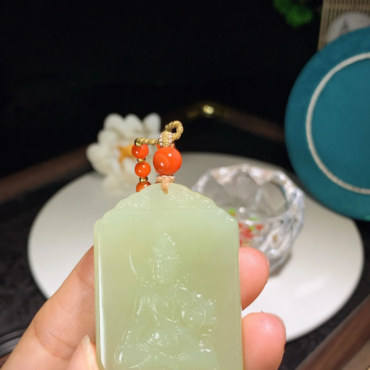 新疆和田玉若羌黄口料大势至菩萨牌子挂件。尺寸52/35/10重44克。内径玉质细腻油润。手推出油。佩戴高端典雅。lt251205