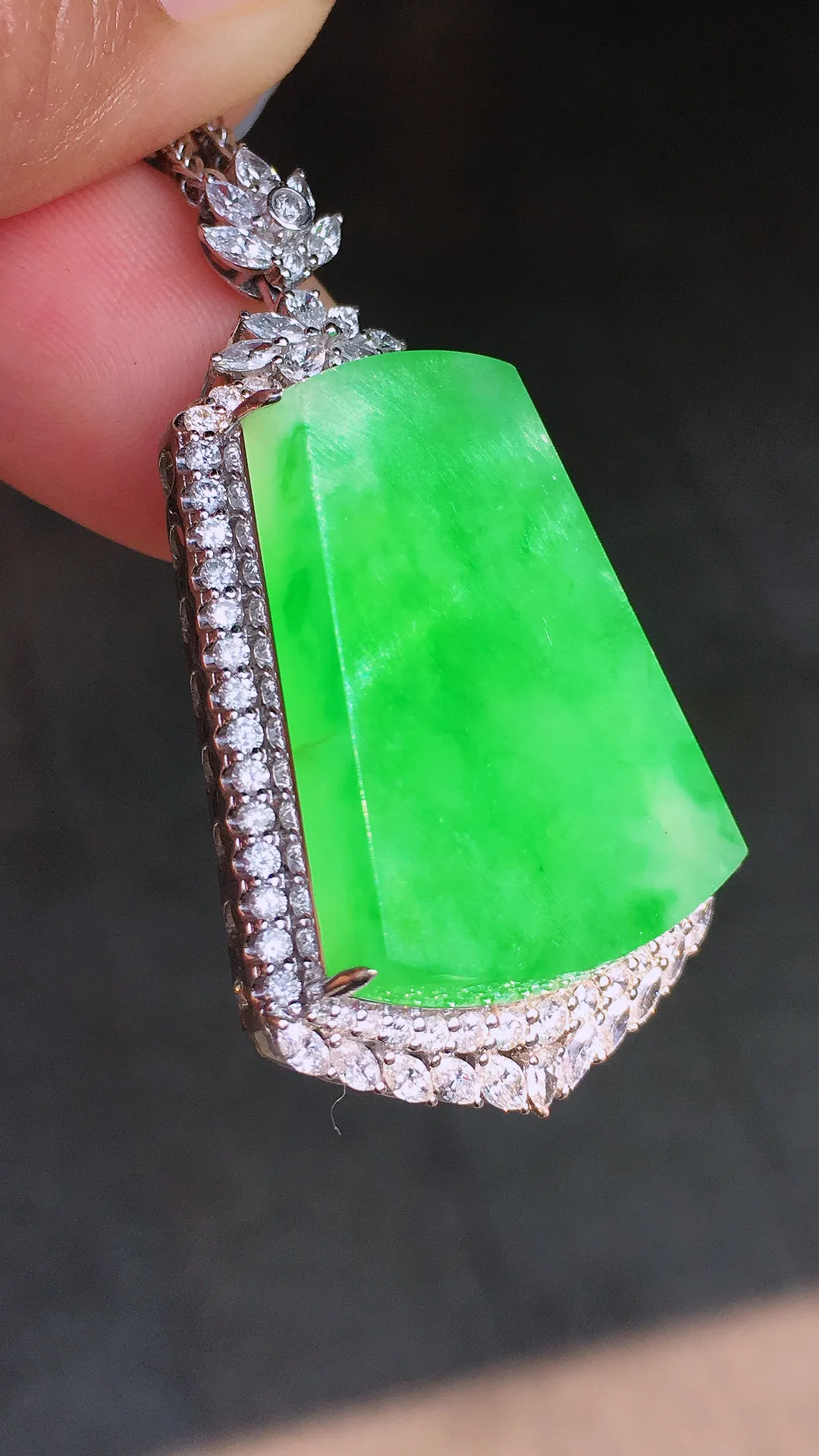 阳绿无事牌吊坠，色泽均匀艳丽，玉质细腻，荧光感超
强，饱满圆润，尽显优雅气质，18k
金豪华镶嵌