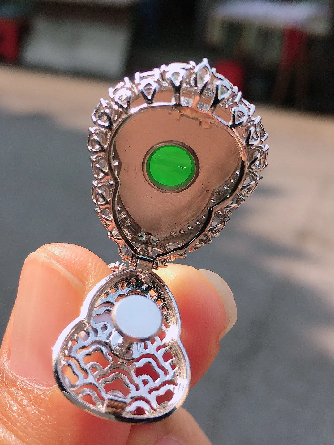 阳绿葫芦吊坠，色泽均匀艳丽，玉质细腻，荧光感超
强，饱满圆润，尽显优雅气质，18k
金豪华镶嵌