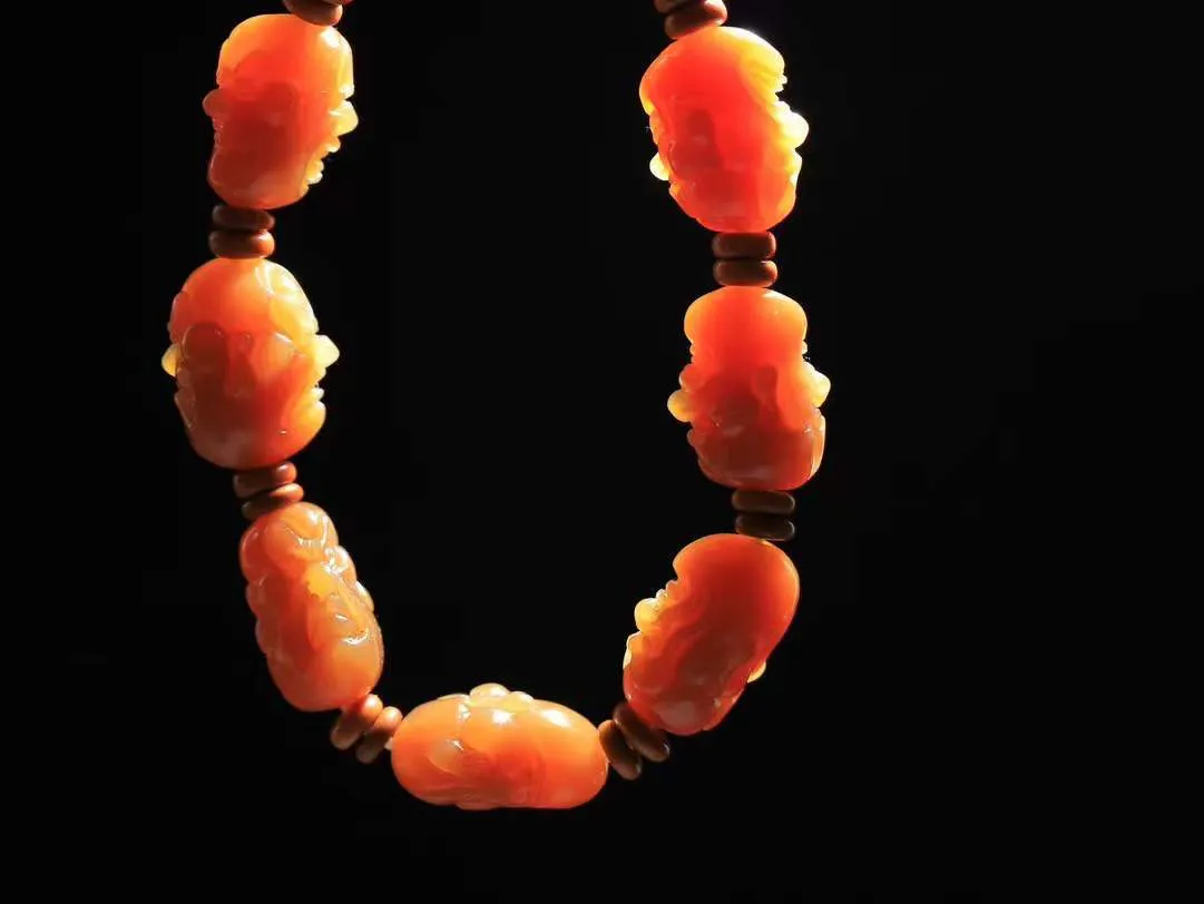 （十八罗汉.手串）

精品和田玉糖玉十八罗汉手串，玉质温润细腻 油性十足 颗颗饱满圆润。罗汉有着金刚不坏之身，修行得道，六根清净， 象征坚毅坚强、顺畅如意、幸福安康，在遇到任何困难时，能够逢凶化吉、消灾避灾。重41.6克 尺寸取一19.8-15.5-10.2mm FDA-121102776