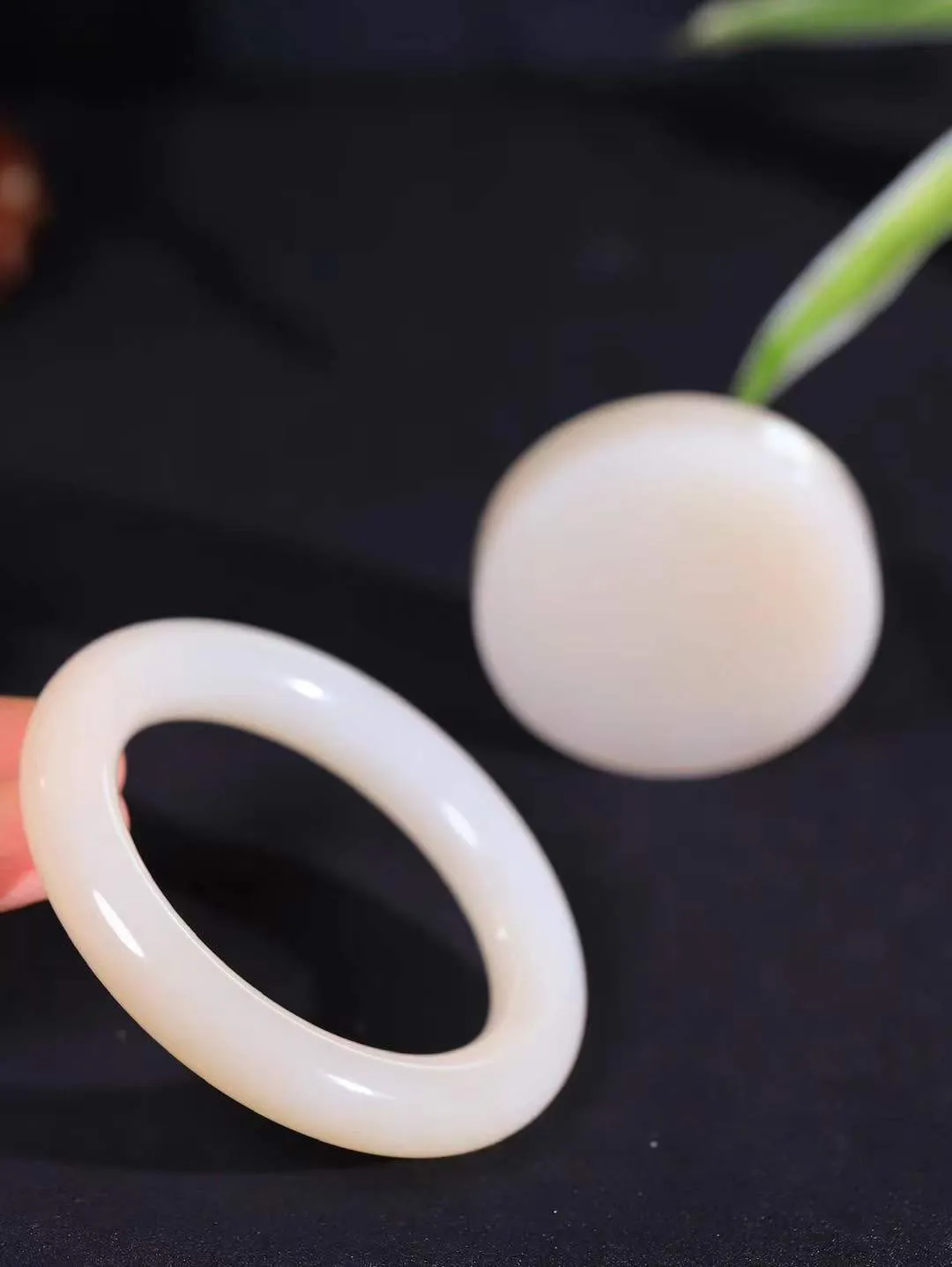 一套 【腕间柔情.套镯】   

收藏传家级臻品️和田玉藕粉手镯套装 玉质温润细腻 油性十足 古朴秀雅 轻抚岁月的栏杆软香温玉，腕间玉镯轻轻晃动，令人情动心间，撷一缕月末的芬芳，把心思铺陈，时光静美，惟有你最温柔。共重158.2克  手镯尺寸56.5-12-12.2mm 镯芯尺寸54.8-12.2mm  10120500A