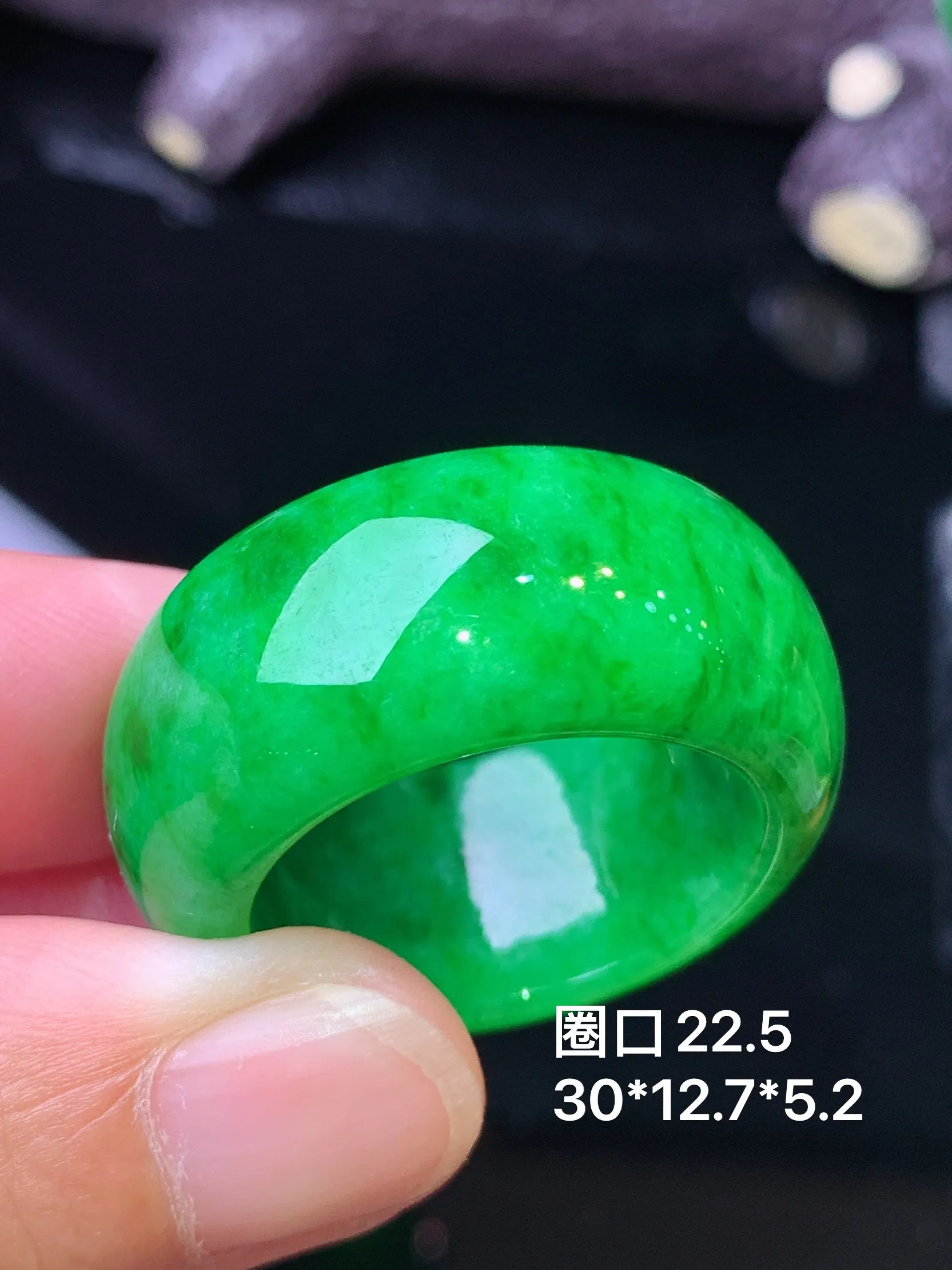 满绿戒指 玉质细腻 色泽清新艳丽 圈口22.5 整体尺寸30*12.7*5.2