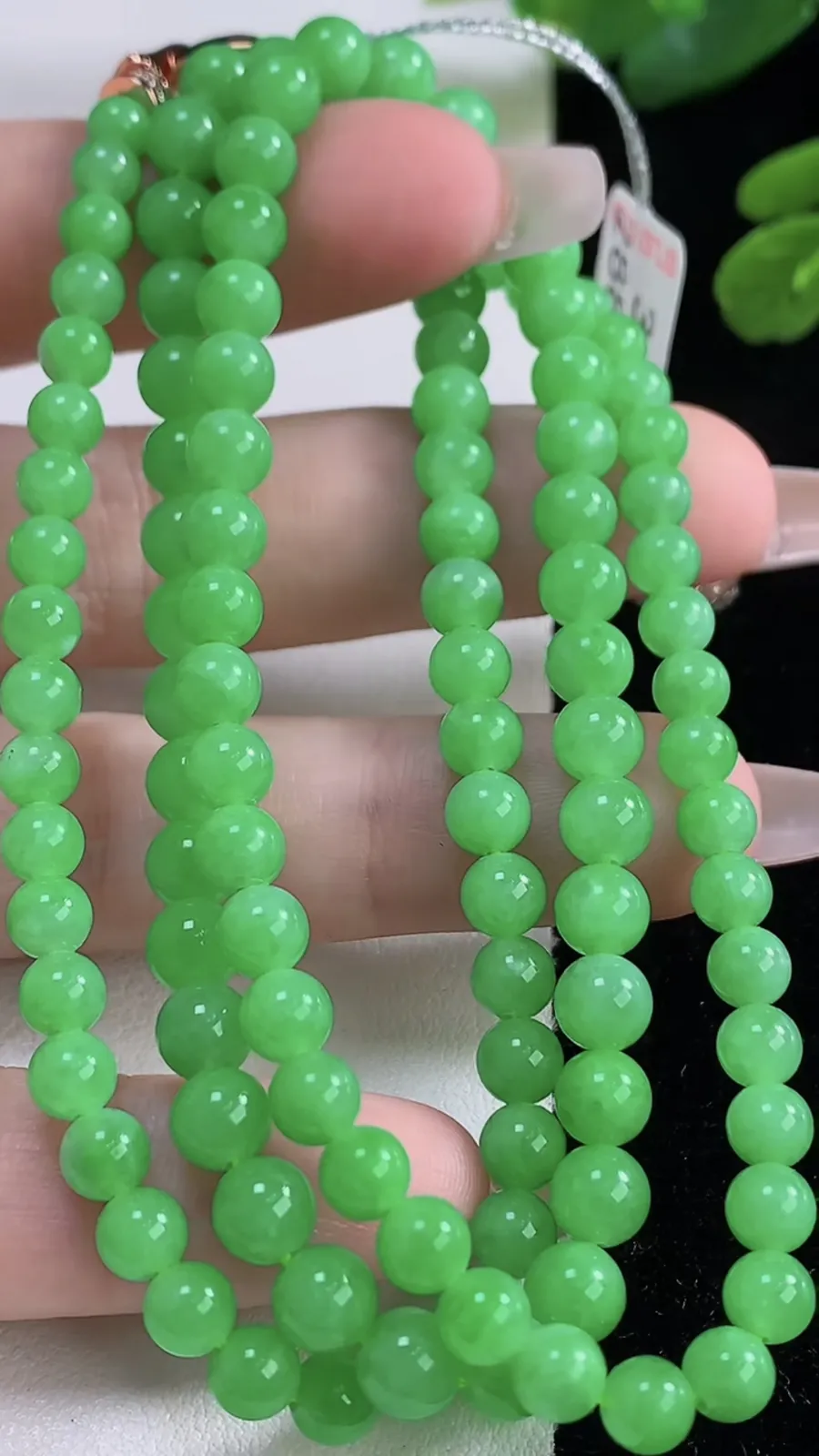 翡翠a货满绿圆珠项链，尺寸5.5-116颗，重量:30.75g