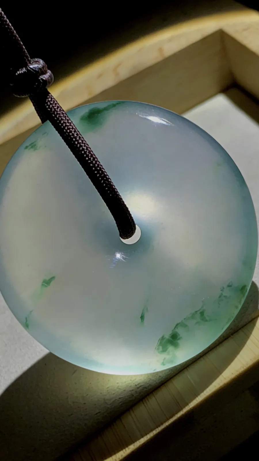 飘花翡翠大平安扣，53.5-13.8mm，
料子水润细腻，