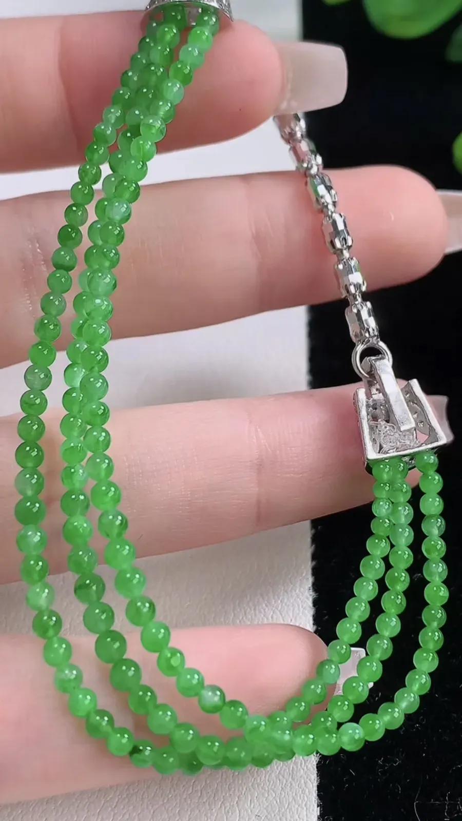翡翠a货满绿小米珠项链，尺寸2.4，重量:7.30g