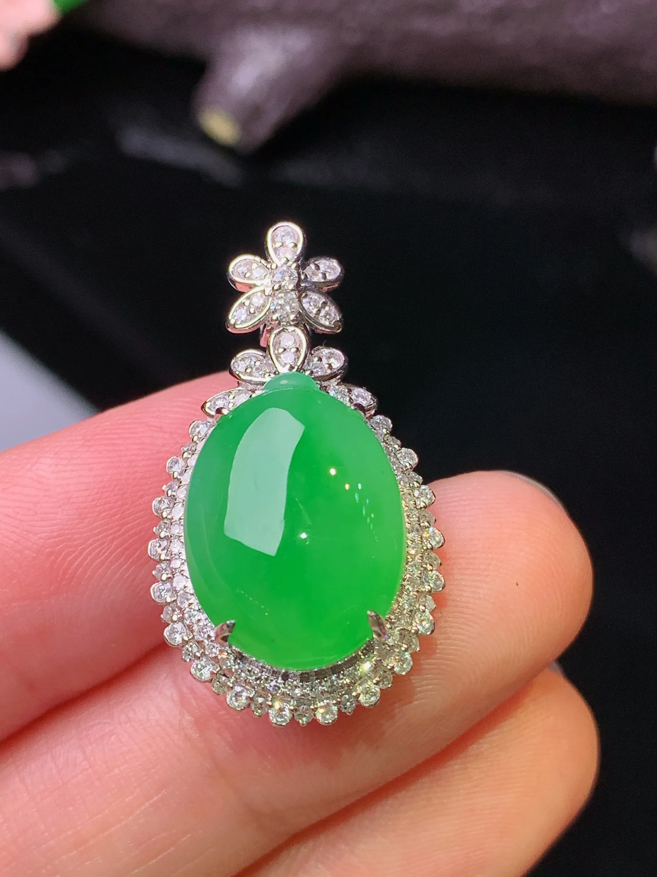 18k金钻镶嵌满绿蛋面吊坠 玉质细腻 色泽清新艳丽 整体尺寸28*16*13.6