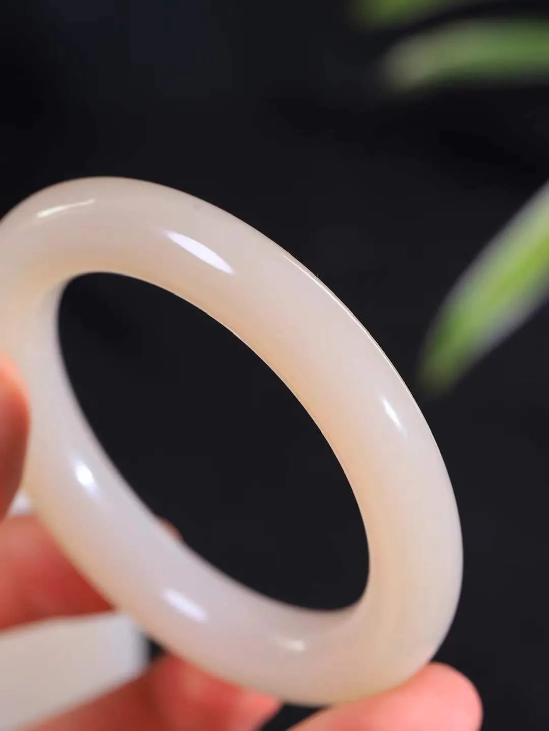 一套 【腕间柔情.套镯】   

收藏传家级臻品️和田玉藕粉手镯套装 玉质温润细腻 油性十足 古朴秀雅 轻抚岁月的栏杆软香温玉，腕间玉镯轻轻晃动，令人情动心间，撷一缕月末的芬芳，把心思铺陈，时光静美，惟有你最温柔。共重158.2克  手镯尺寸56.5-12-12.2mm 镯芯尺寸54.8-12.2mm  10120500A