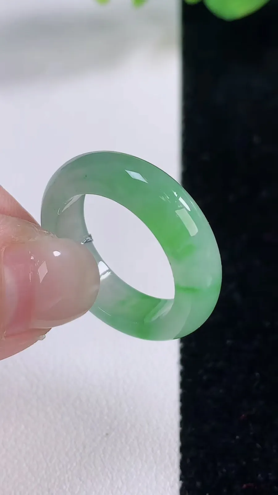 翡翠a货冰种满绿指环戒指，尺寸18.5-5.8-3.5，重量:4.72g