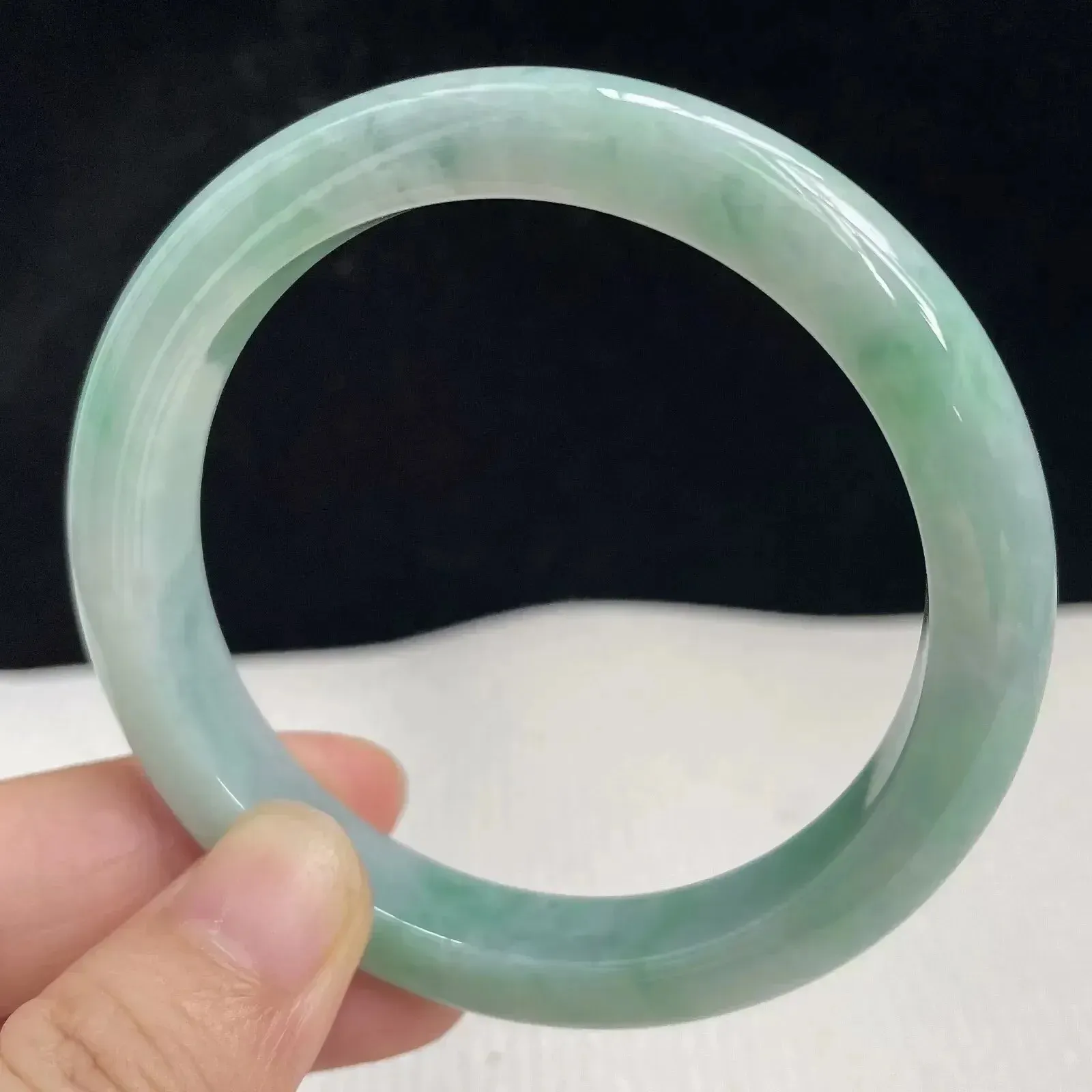 55圈口自然光拍摄天然翡翠A货飘绿好种水正圈手镯 43克