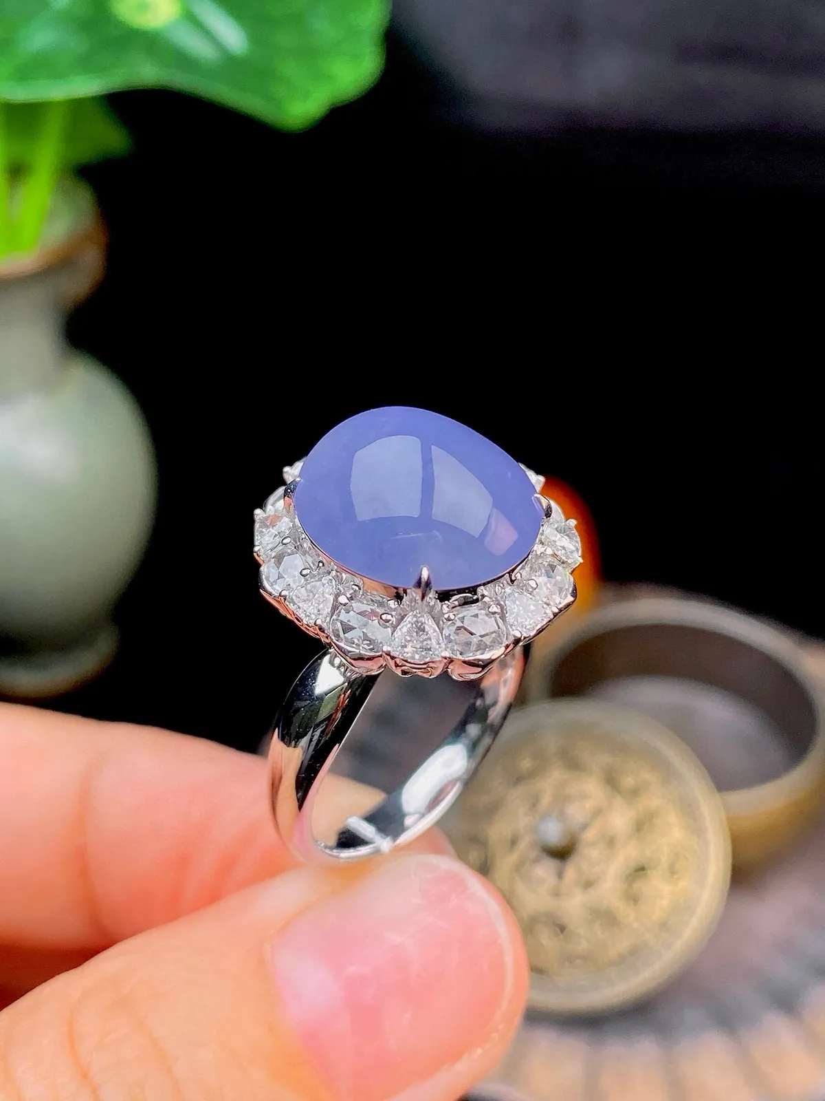 【冰种紫蛋面戒指】饱满度很好，无纹无裂，晶莹剔透，18k金钻镶嵌，裸石尺寸13.5*12.5*5.3