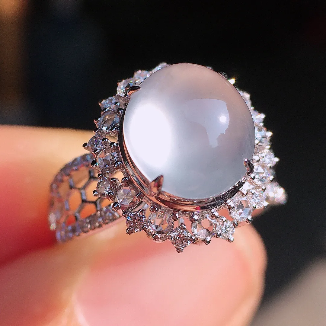 玻璃种蛋面戒指，玉质细腻，荧光感超
强，饱满圆润，尽显优雅气质，18k
金豪华镶嵌