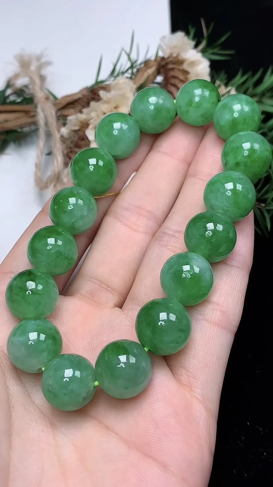 翡翠a货飘阳绿圆珠手串，尺寸12.6-16颗，重量:54.56g
