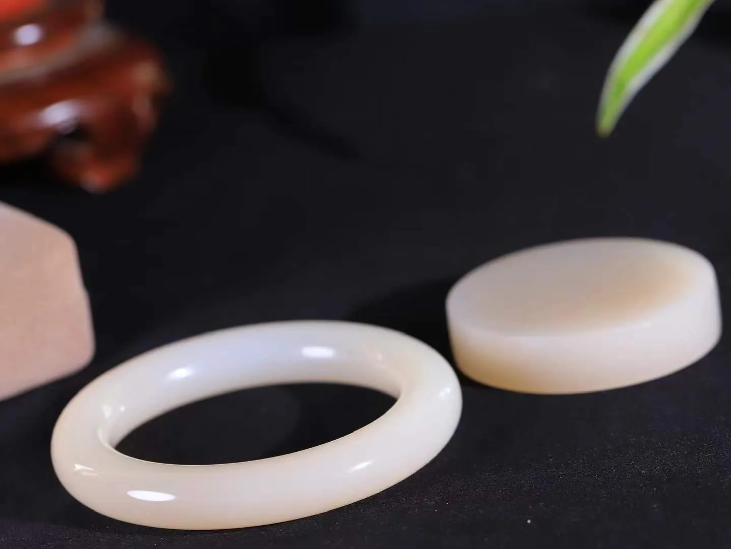 一套 【腕间柔情.套镯】   

收藏传家级臻品️和田玉藕粉手镯套装 玉质温润细腻 油性十足 古朴秀雅 轻抚岁月的栏杆软香温玉，腕间玉镯轻轻晃动，令人情动心间，撷一缕月末的芬芳，把心思铺陈，时光静美，惟有你最温柔。共重158.2克  手镯尺寸56.5-12-12.2mm 镯芯尺寸54.8-12.2mm  10120500A