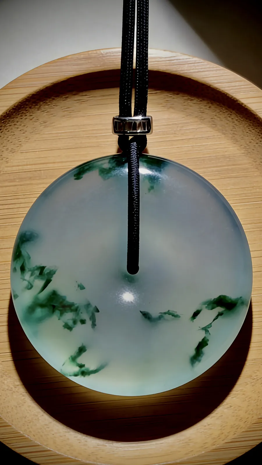 【顺遂平安】。高品质飘花平安扣，
莹润如凝脂，飘蓝花，似墨染山水，方寸间藏着自然的灵韵，平安顺遂皆在其中。种水通透如月光，蓝花蜿蜒似流云，触之温润，佩之纳福，是岁月静好的温柔信物。
作品50.2-11mm，