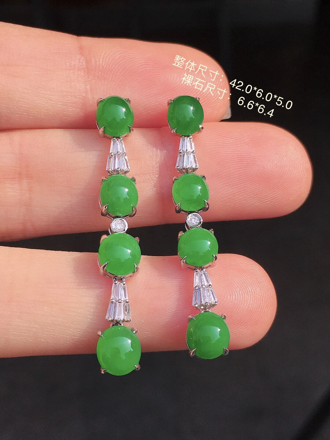 阳绿蛋面耳坠，色泽均匀艳丽，玉质细腻，荧光感超
强，饱满圆润，尽显优雅气质，18k
金豪华镶嵌