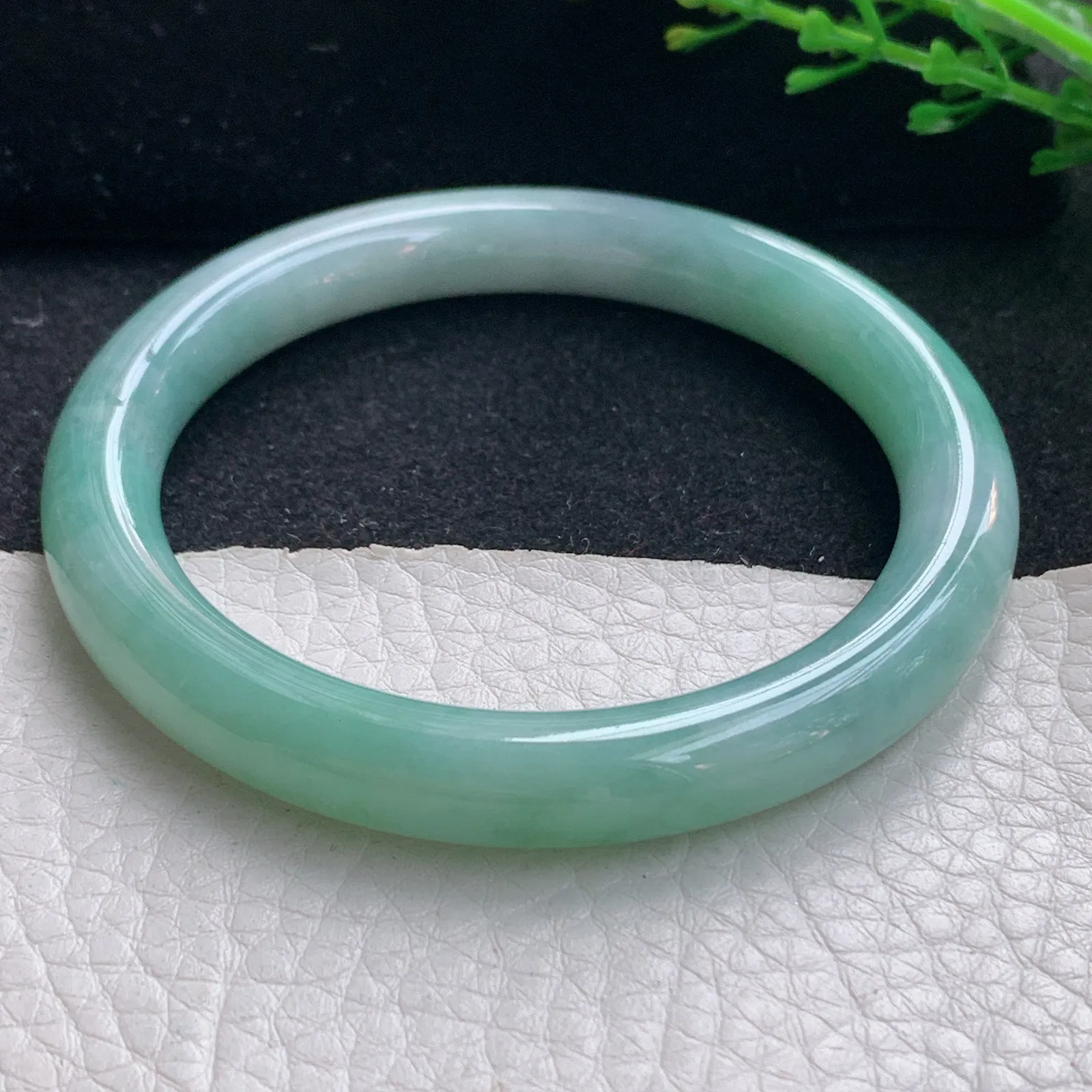 n自然光53.8*8.5*8.3叮当镯 翡翠a货玉手镯浅绿圆条珠宝玉手环 美人镯