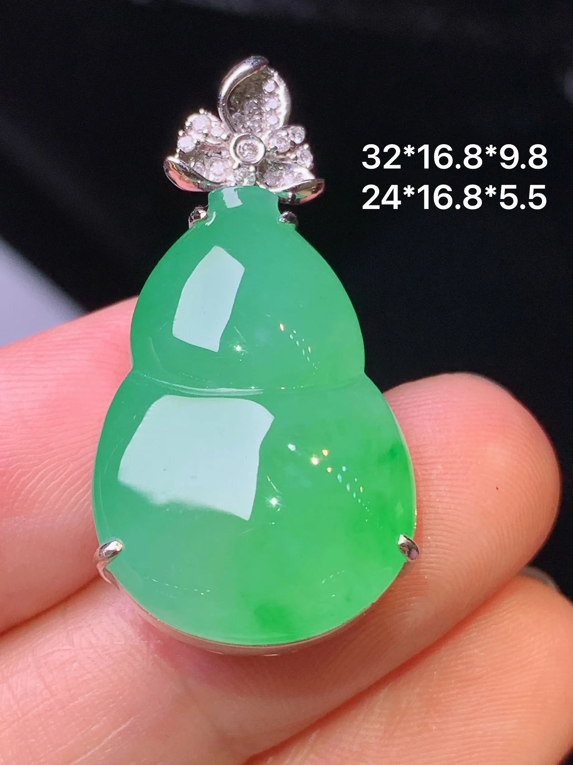 18k金钻镶嵌翠绿葫芦吊坠 玉质细腻 色泽清新艳丽 整体尺寸32*16.8*9.8