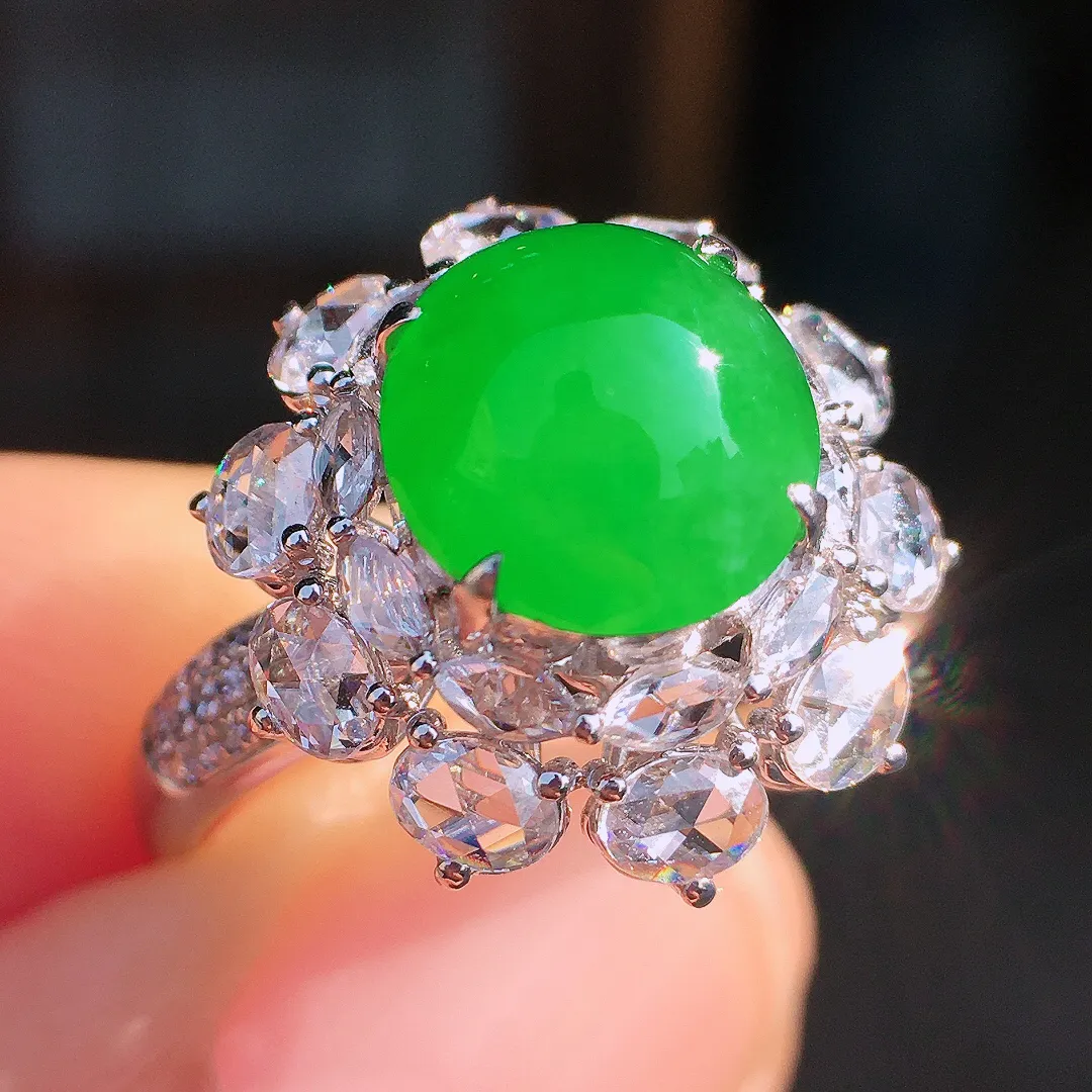 阳绿蛋面戒指，色泽均匀艳丽，玉质细腻，荧光感超
强，饱满圆润，尽显优雅气质，18k
金豪华镶嵌