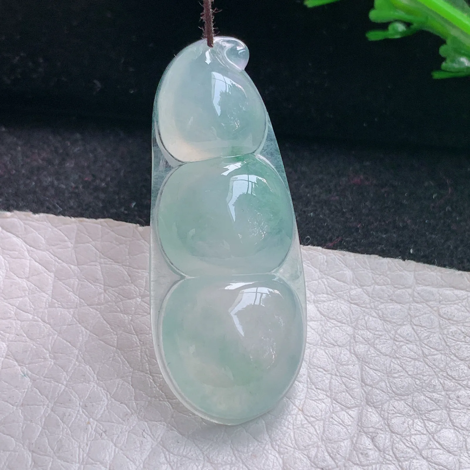 gp实拍43.2*17.8*6缅甸翡翠a货精雕冰润浅绿平安豆玉吊坠 玉挂件