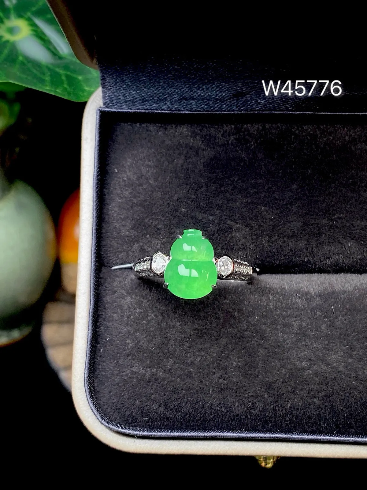 【冰种满绿葫芦戒指】质地细腻，冰润起光，胶感强烈，冰感明显，18K金钻精美镶嵌，裸石尺寸10*7.7
