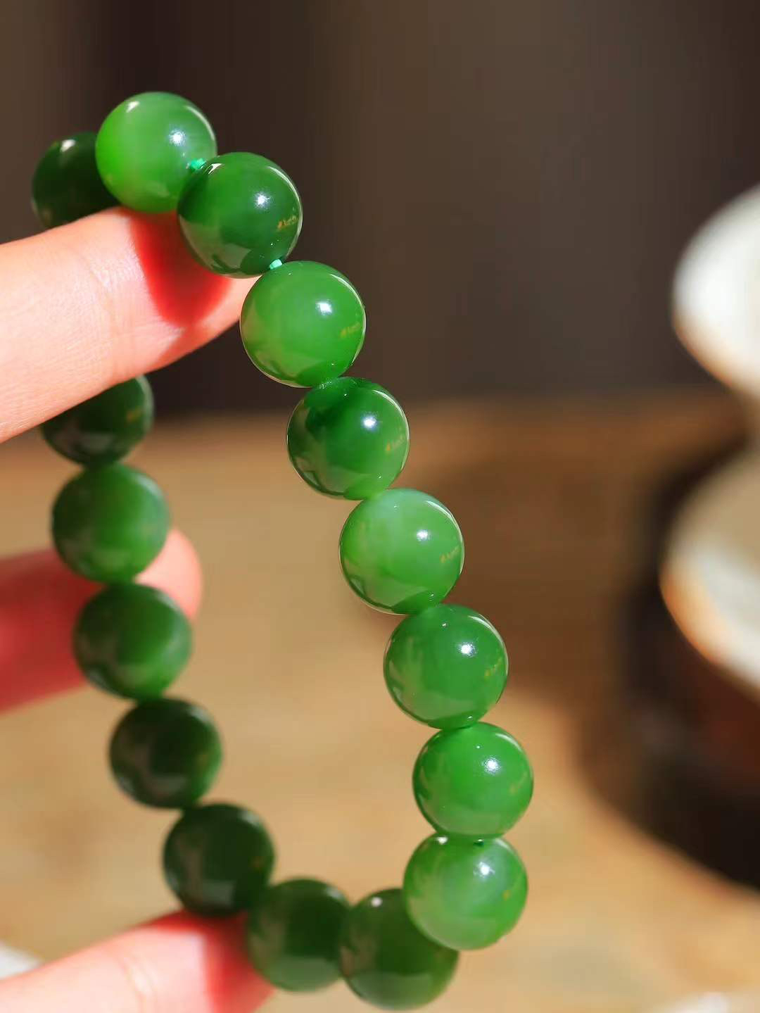 【珠圆玉润.手串】

精品和田玉碧玉微猫眼珠圆玉润手串 玉质温润细腻  整串打磨圆润，佩戴舒适。珠珠落玉盘，间关莺语花底滑，一生美好时光，无论身在何处，都有它相伴相守。事事顺遂，幸福美满，吉祥如意。重47.2克   尺寸取一11.4mm   FDL-691152700