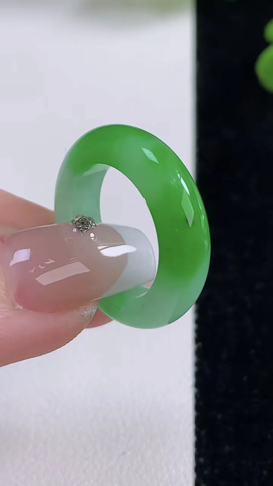 翡翠a货冰种飘阳绿指环 戒指，尺寸17-5.6-3.6，重量:4.78g