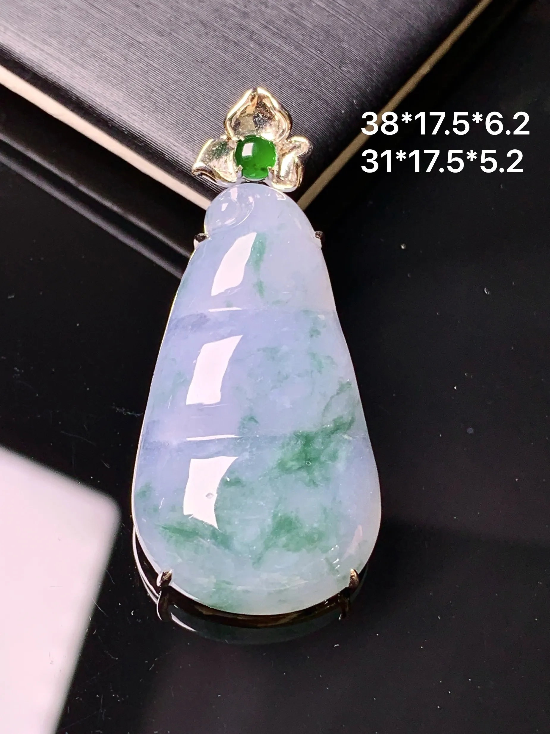 18k金镶嵌淡紫罗兰四季豆吊坠 玉质细腻 色泽清新艳丽 整体尺寸38*17.5*6.2