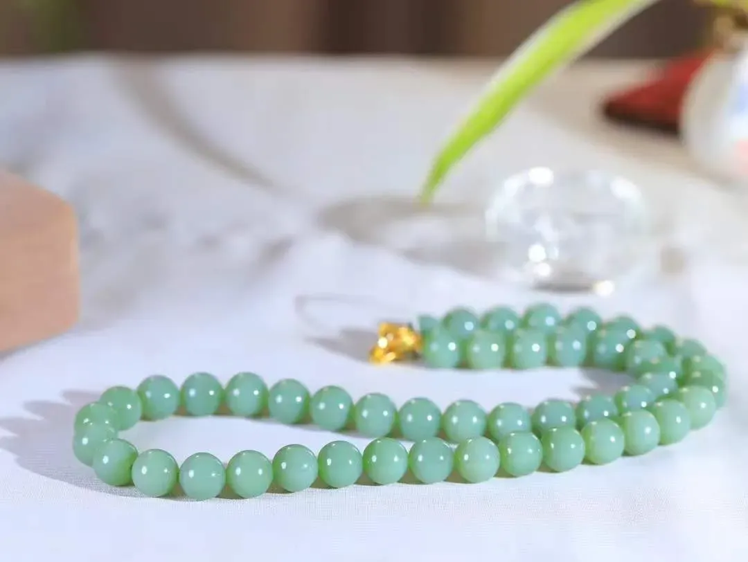 【珠圆玉润.项链】

精品和田玉碧玉珠圆玉润项链 玉质细腻油润 饱满光滑 质朴无华，悠远简单，人心