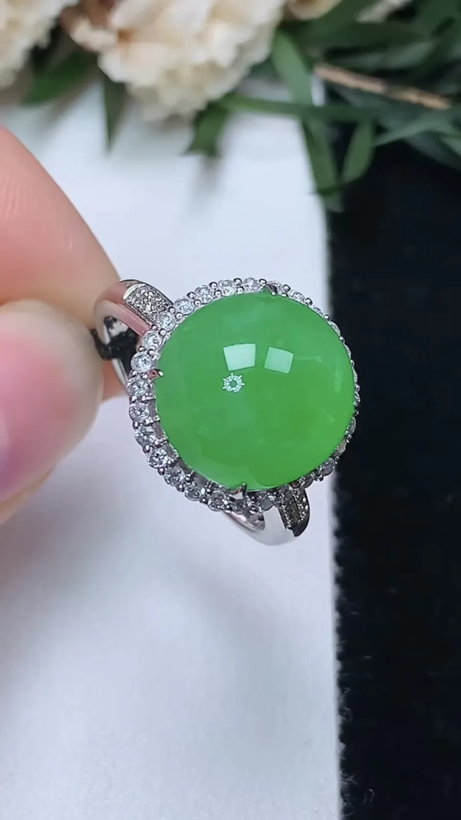 翡翠a货18k金冰种满阳绿蛋面戒指，尺寸17.2-11.7-11.4，重量:5.69g