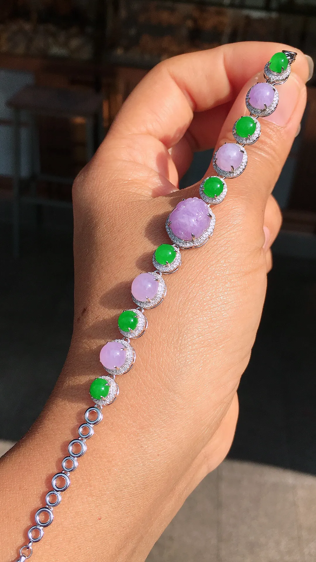 （紫+绿）蛋面手链，色泽均匀艳丽，玉质细腻，荧光感超
强，饱满圆润，尽显优雅气质，18k
金豪华镶嵌