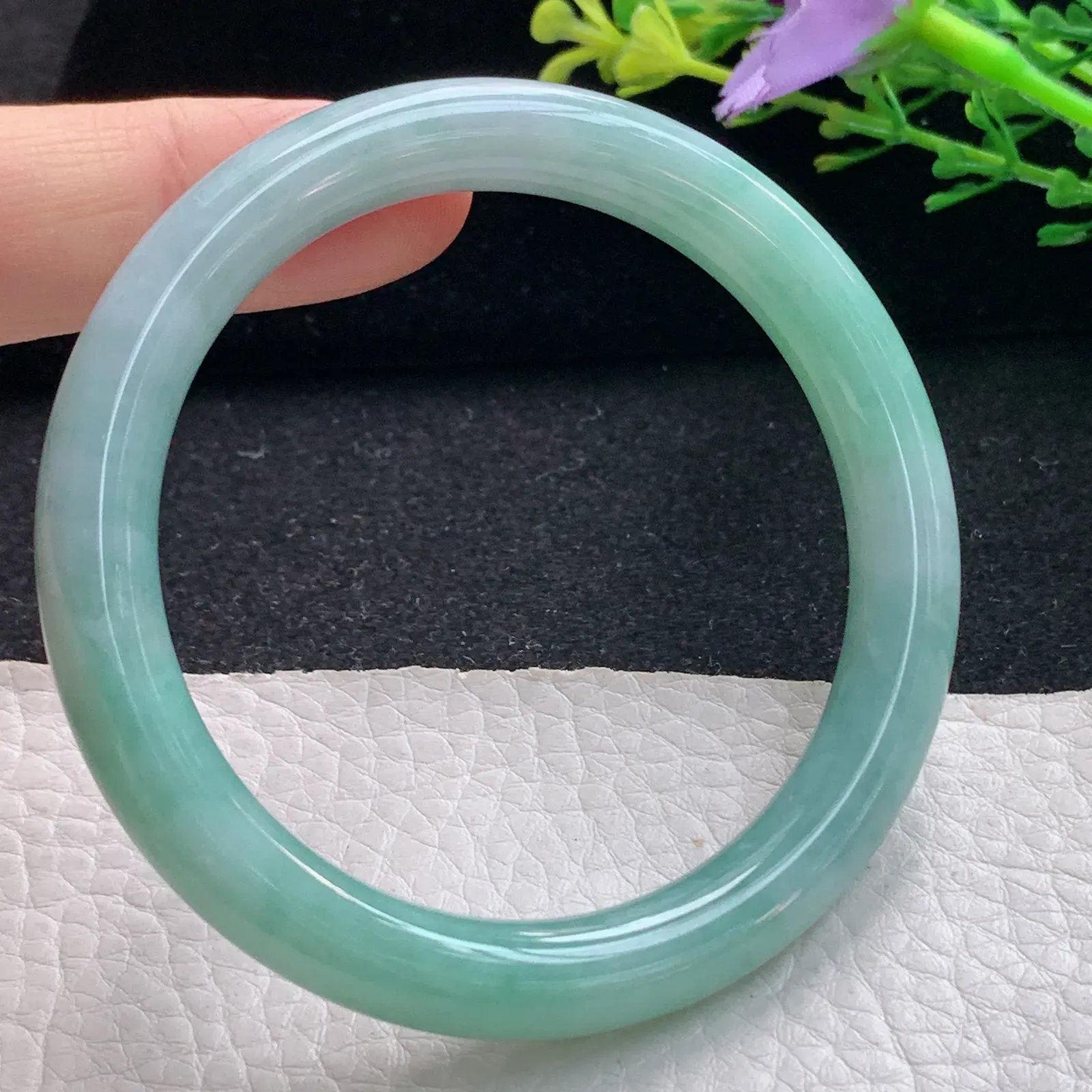 n自然光53.8*8.5*8.3叮当镯 翡翠a货玉手镯浅绿圆条珠宝玉手环 美人镯