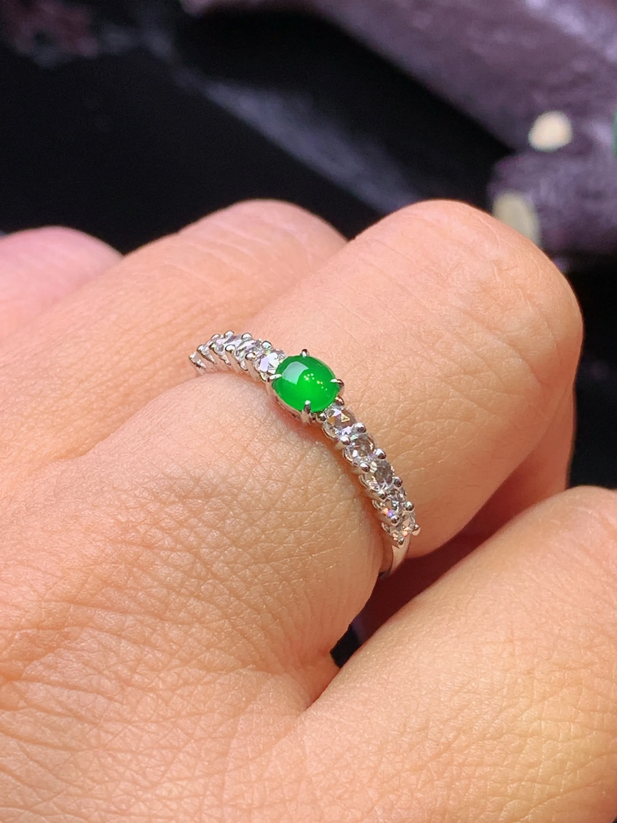 18k金钻镶嵌满绿蛋面戒指 吊坠 玉质细腻 色泽清新艳丽 圈口12.5 裸石尺寸3.6*4*2