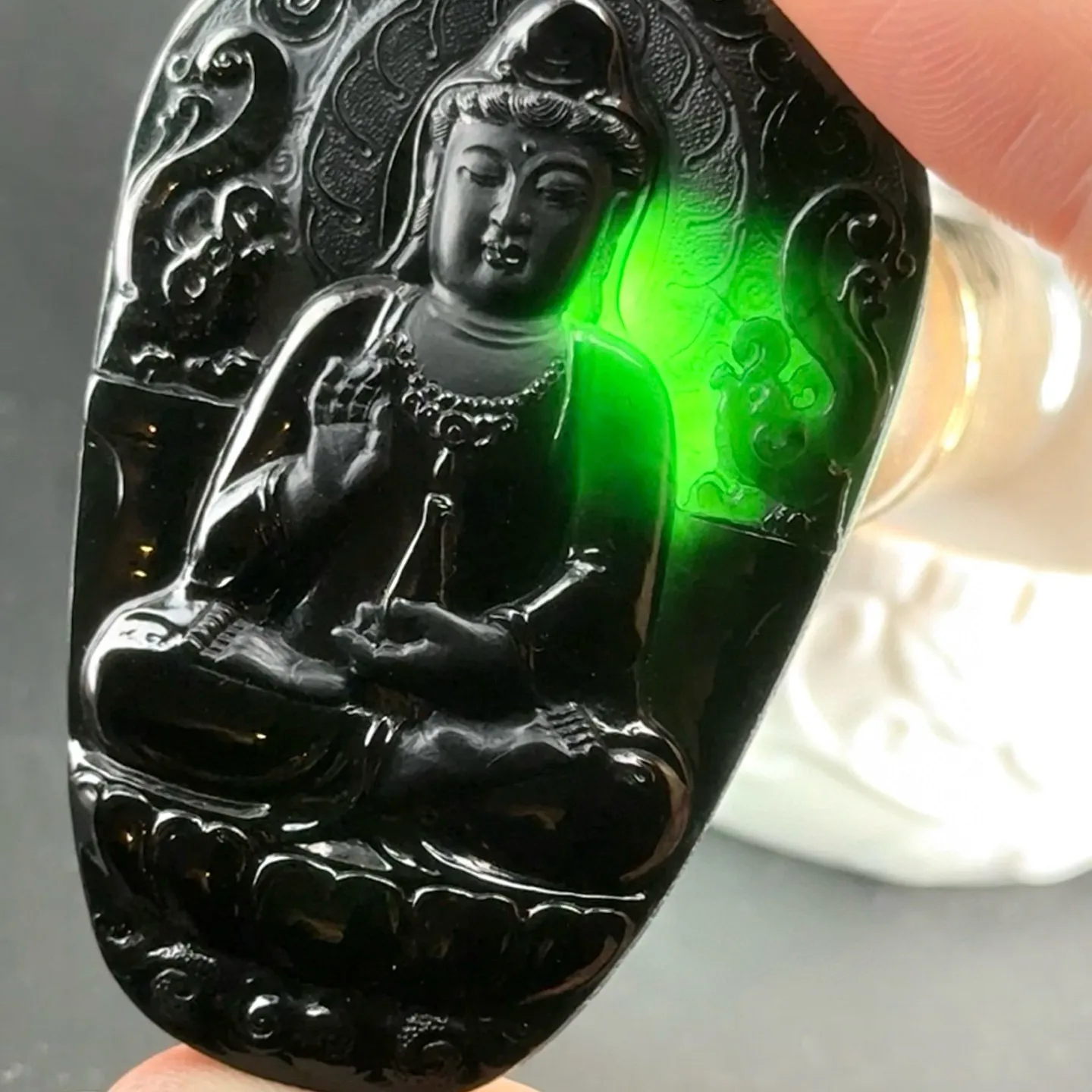 精品墨翠观音 种好色正 黑度极好 打灯通透 油性十足  尺寸61.9