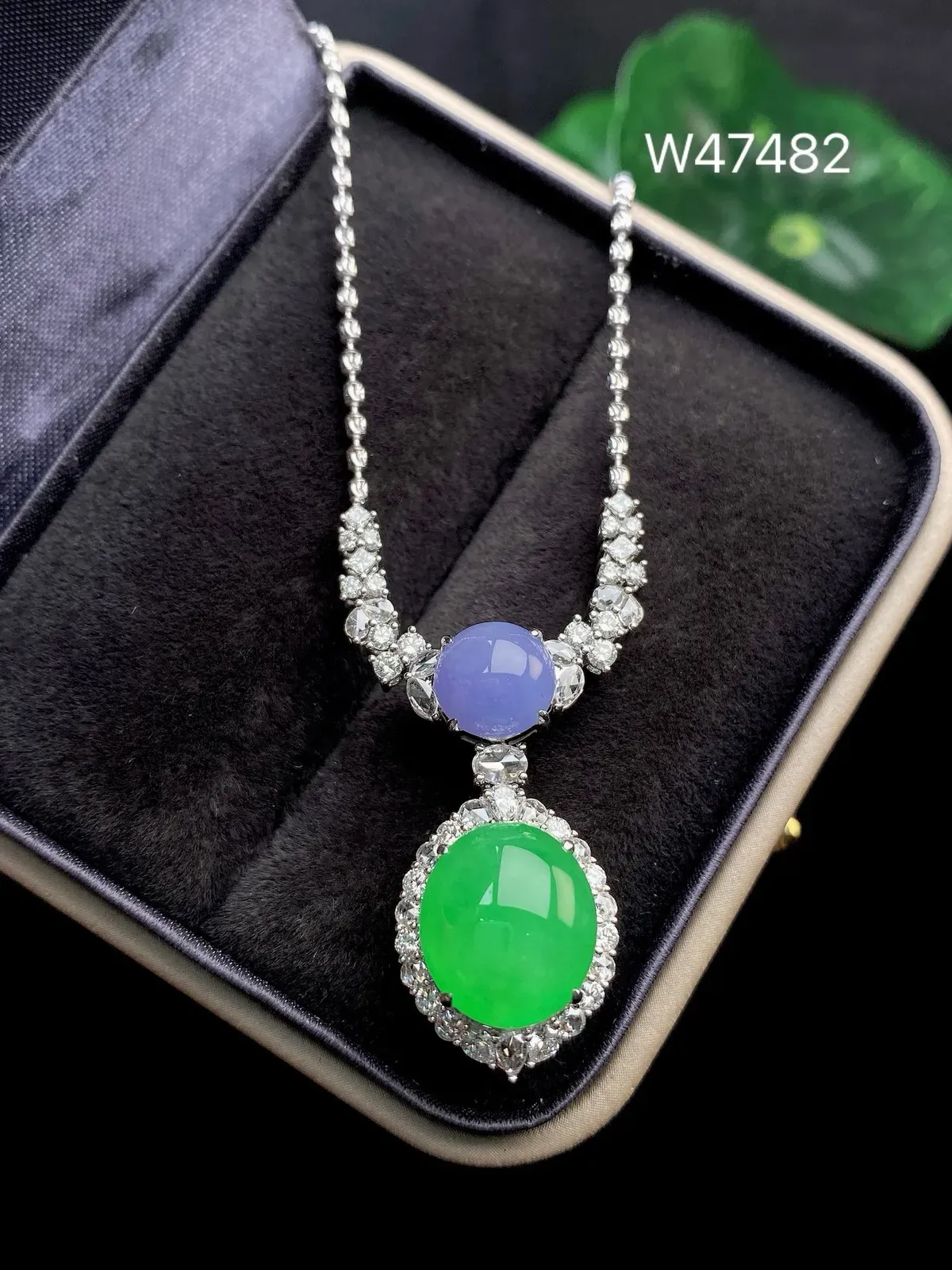 【冰种满绿蛋面吊坠】质地细腻，种水上乘，通透闪亮，晶莹剔透。18K金钻精美镶嵌，裸石尺寸7.8*7.