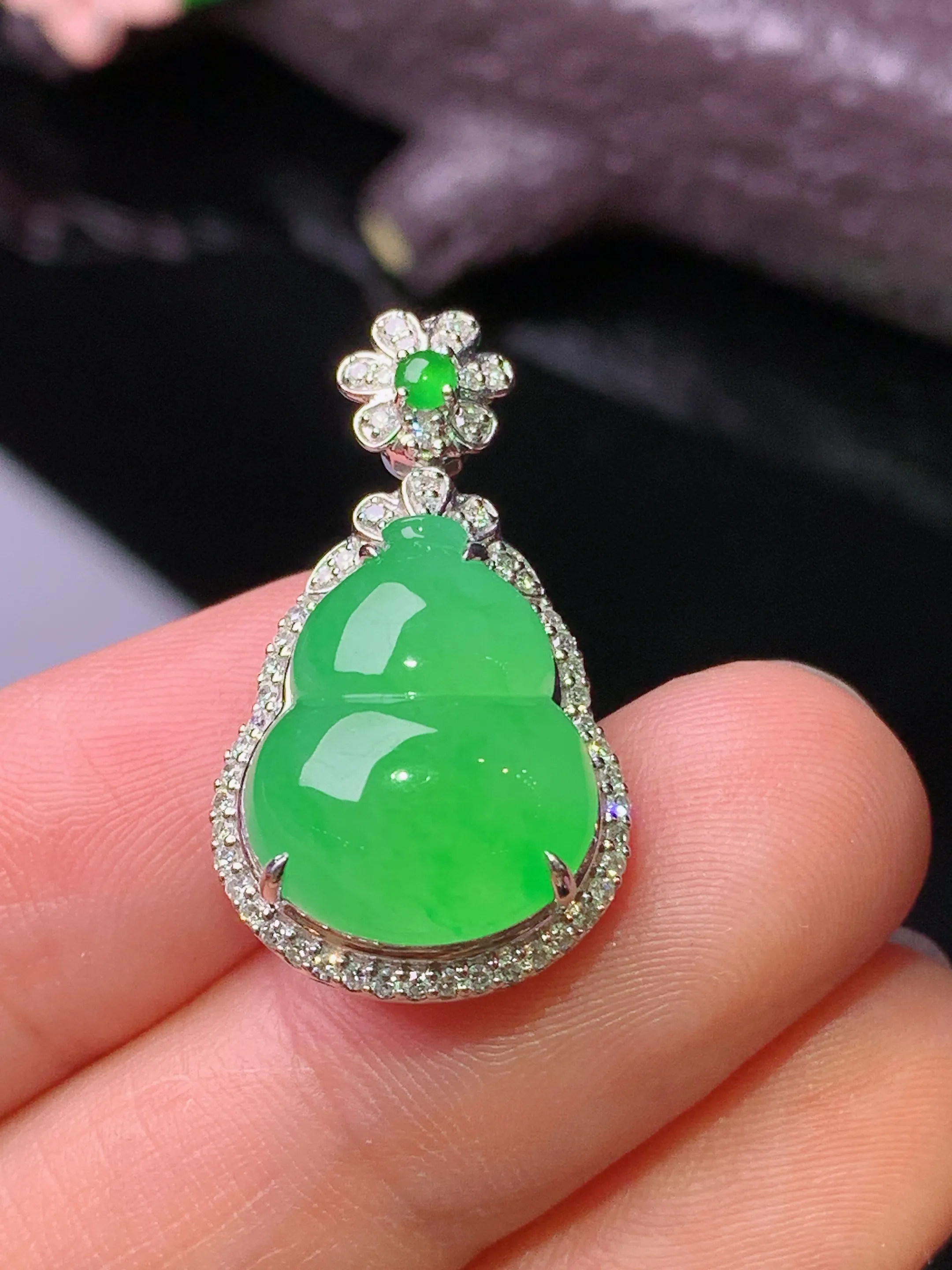 18k金钻镶嵌翠绿葫芦吊坠 玉质细腻 色泽清新艳丽 整体尺寸26*14.8*10.5