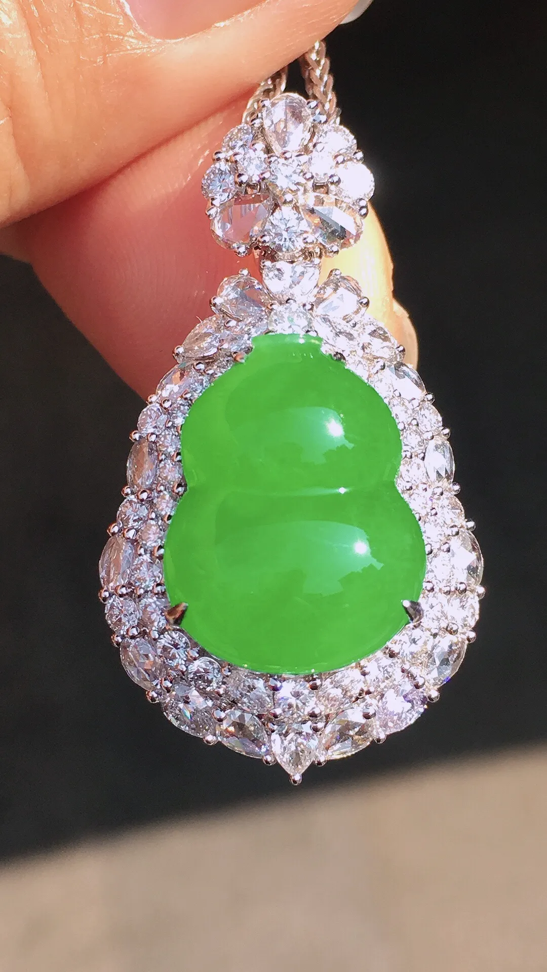 阳绿葫芦吊坠，色泽均匀艳丽，玉质细腻，荧光感超
强，饱满圆润，尽显优雅气质，18k
金豪华镶嵌