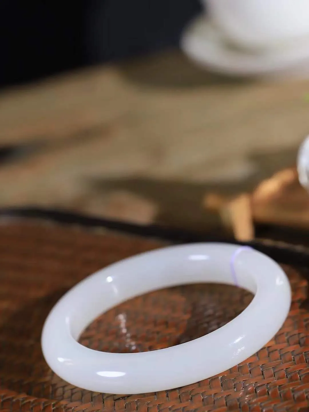 【诗情画意.手镯】

精品和田玉白玉手镯   细腻油脂,手感润滑。意韵飘渺，温雅细腻，工艺精湛，