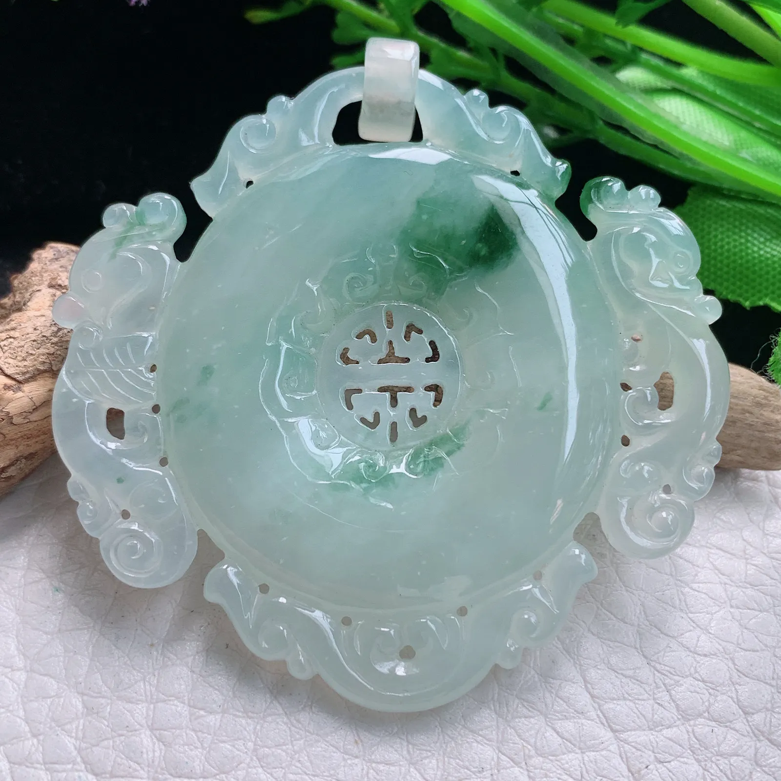 gp实拍53*55.5*6.2翡翠a货精雕缕空雕飘花玉佩玉吊坠 玉挂件