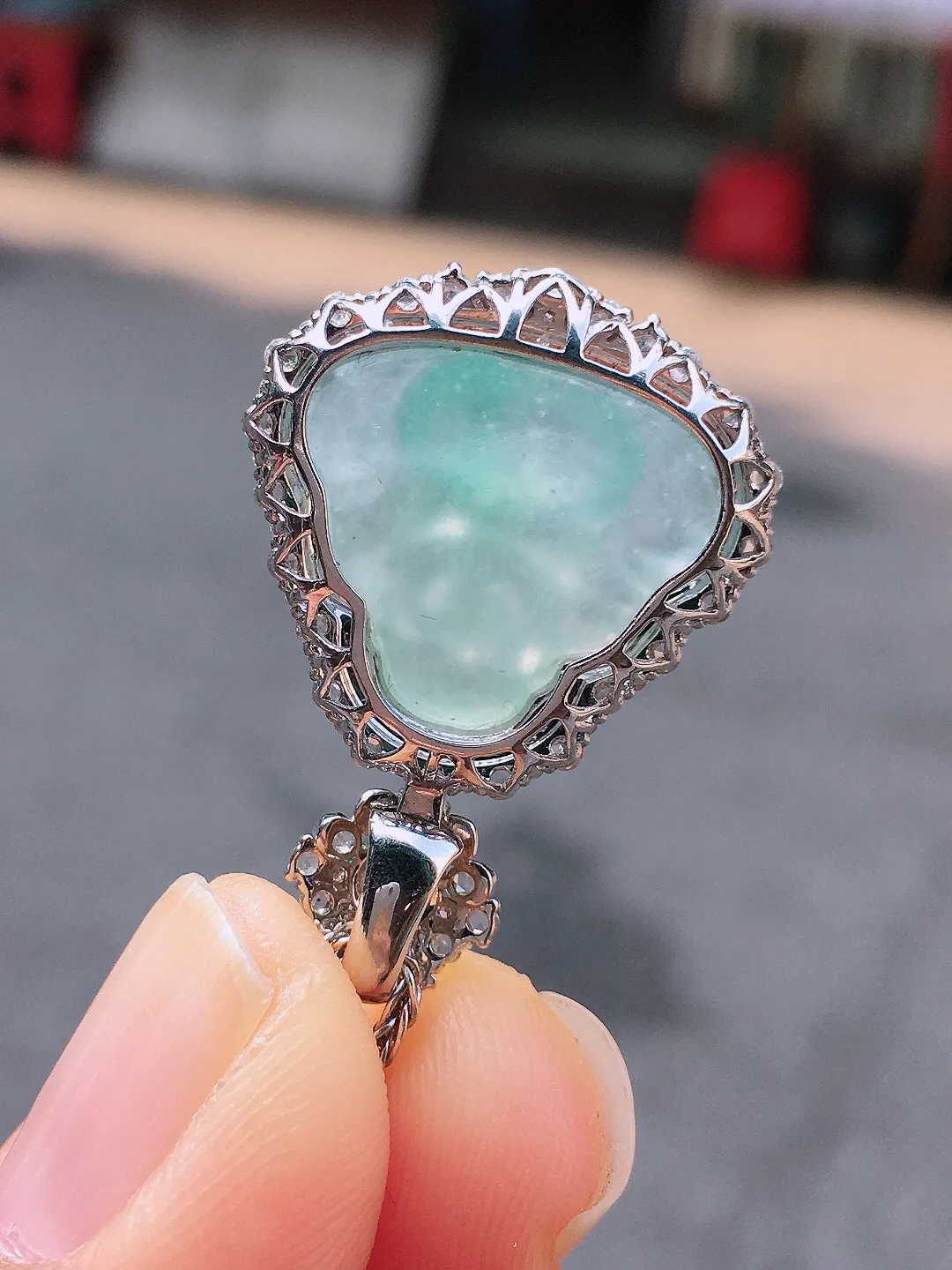 冰飘绿佛公吊坠，色泽艳丽，玉质细腻，荧光感超
强，饱满圆润，尽显优雅气质，18k
金豪华镶嵌