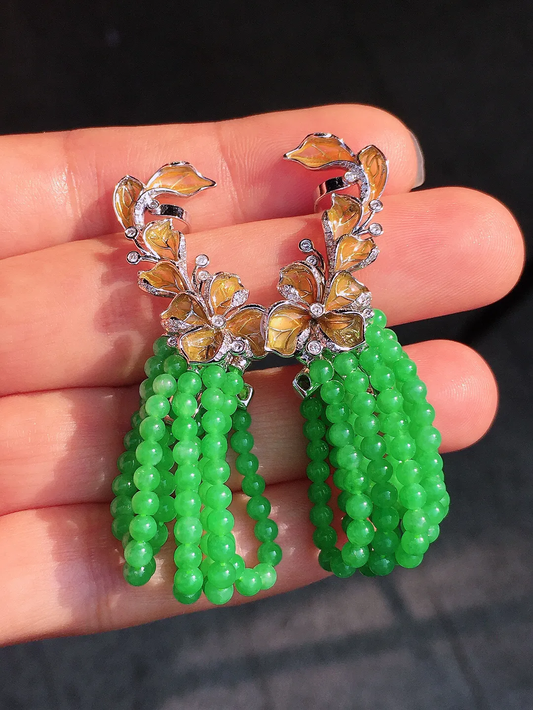 阳绿珠子耳坠，色泽均匀艳丽，玉质细腻，荧光感超
强，饱满圆润，尽显优雅气质，18k
金豪华镶嵌